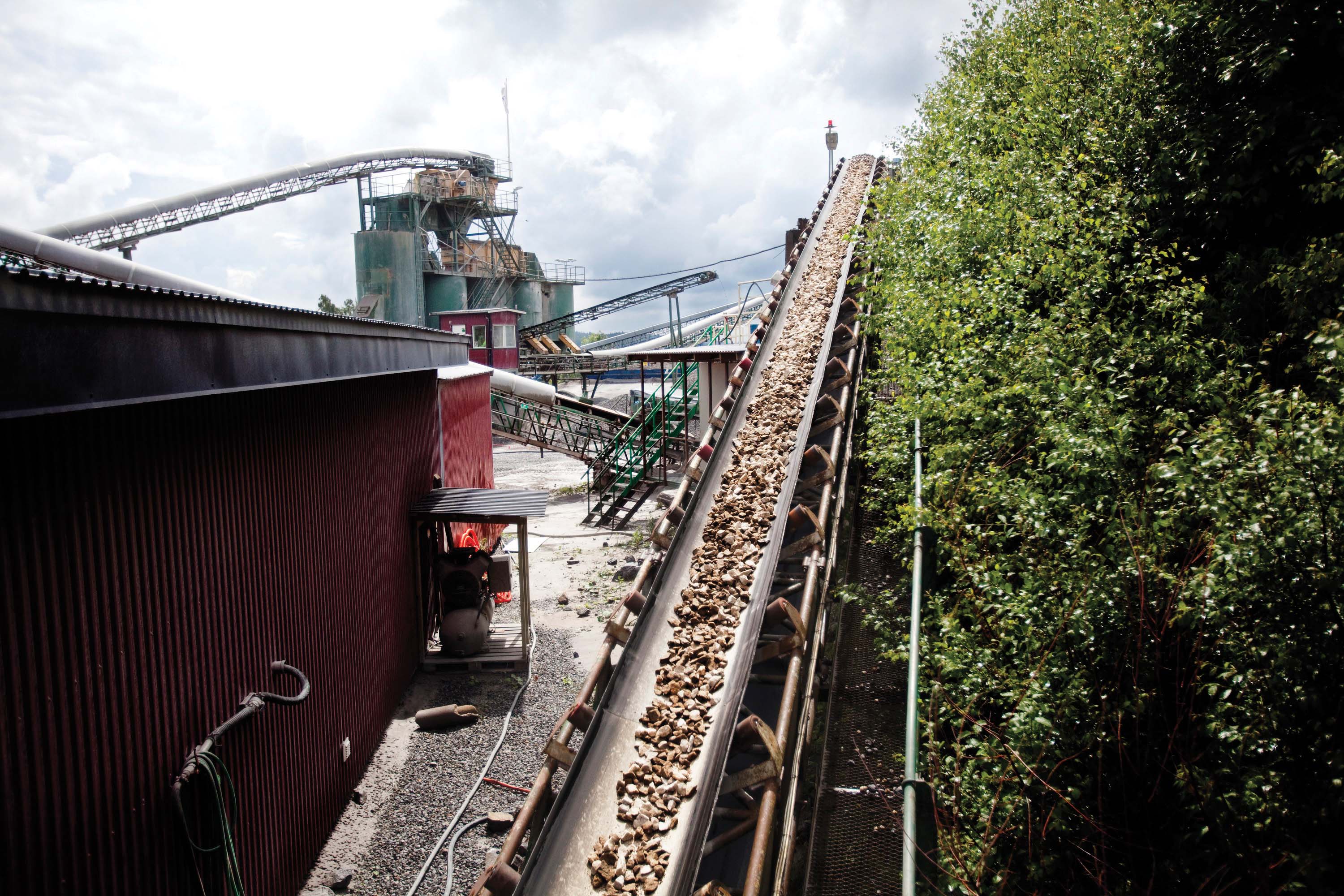 Skanka’s Hällevadsholm quarry now features improved production using screening media from Sandvik Quarry Production Skanska’s Hällevadsholm quarry
