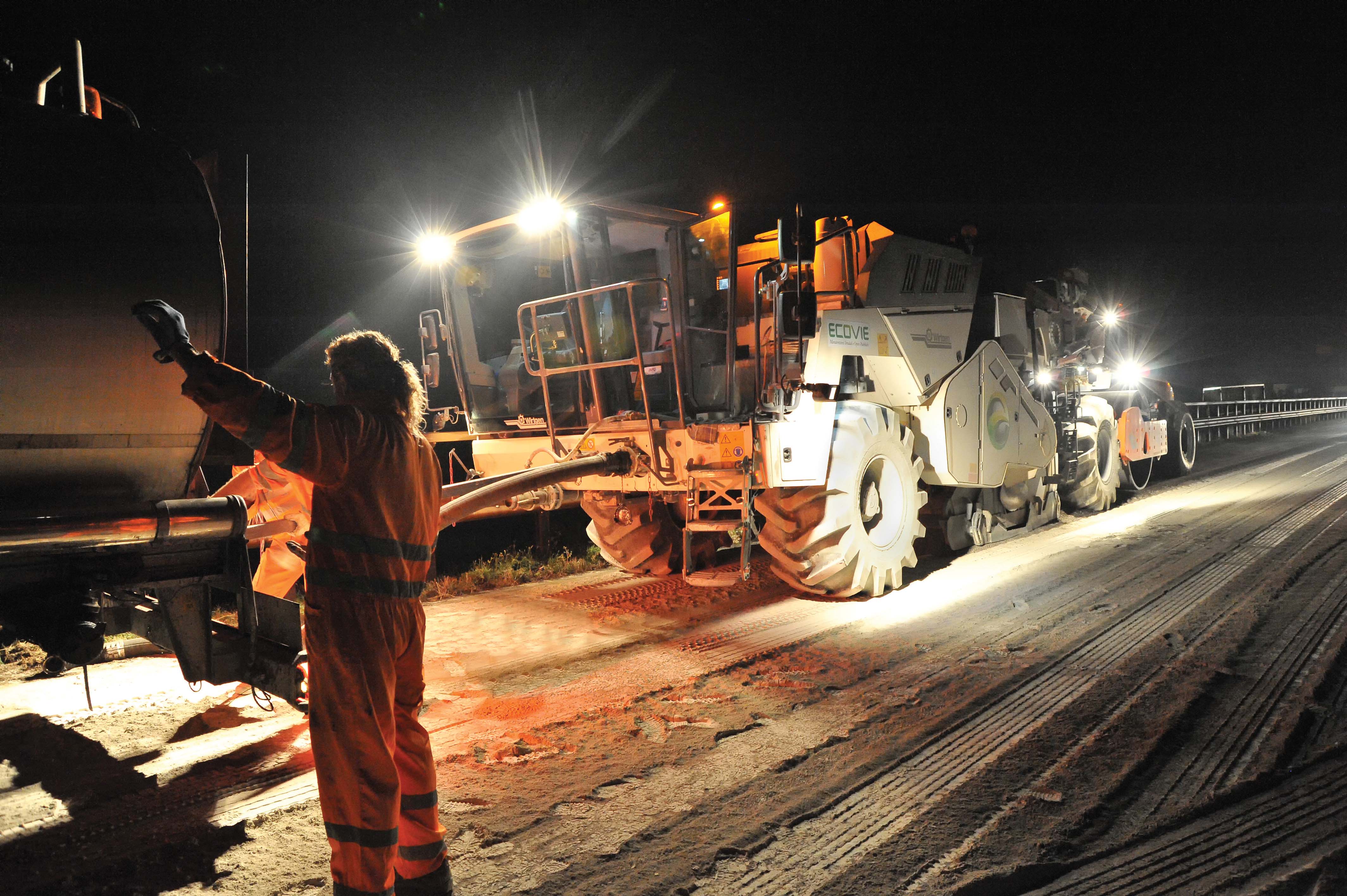 The WR 250 worked reliably during night and day operations on the A4 project Wirtgen WR 250 recycler/reclaimer