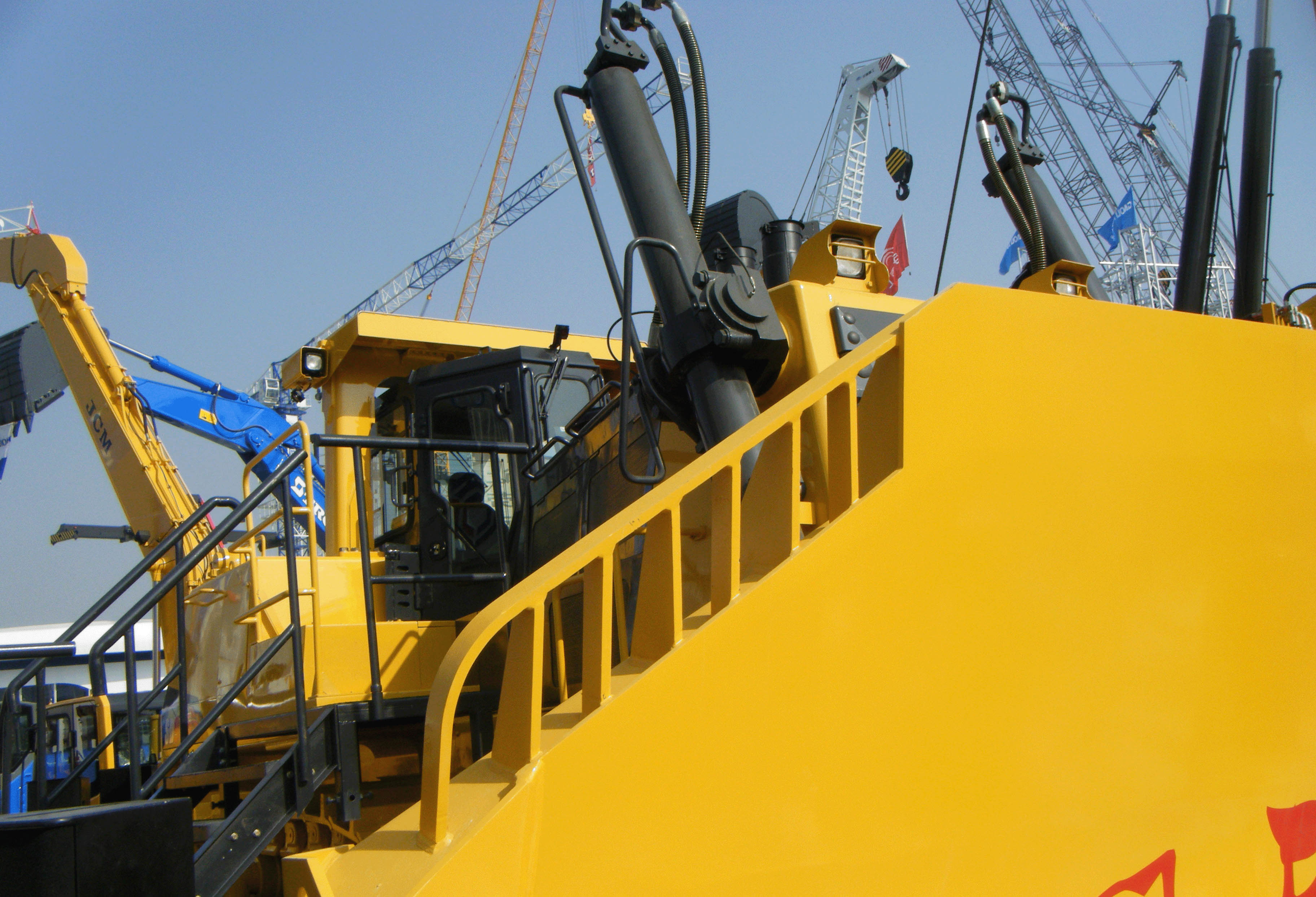 Shantui is the acknowledged leader in China’s bulldozer market, as well as now building more bulldozers/year than any other manufacturer worldwide bauma China 2014 Preview Shantui bulldozer