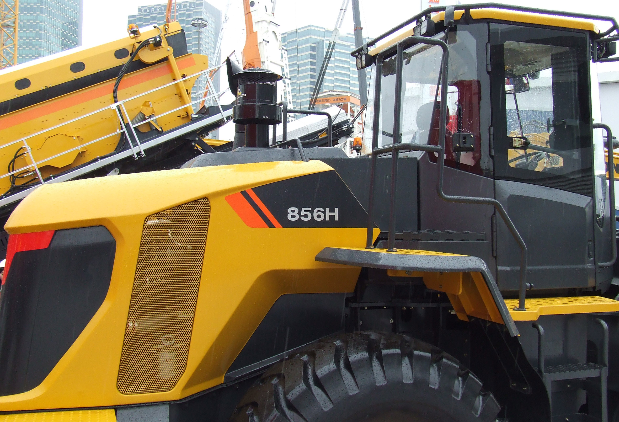 LiuGong’s CLG8128H wheeled loader was unveiled at the bauma China 2014 exhibition LiuGong 856H wheeled loader
