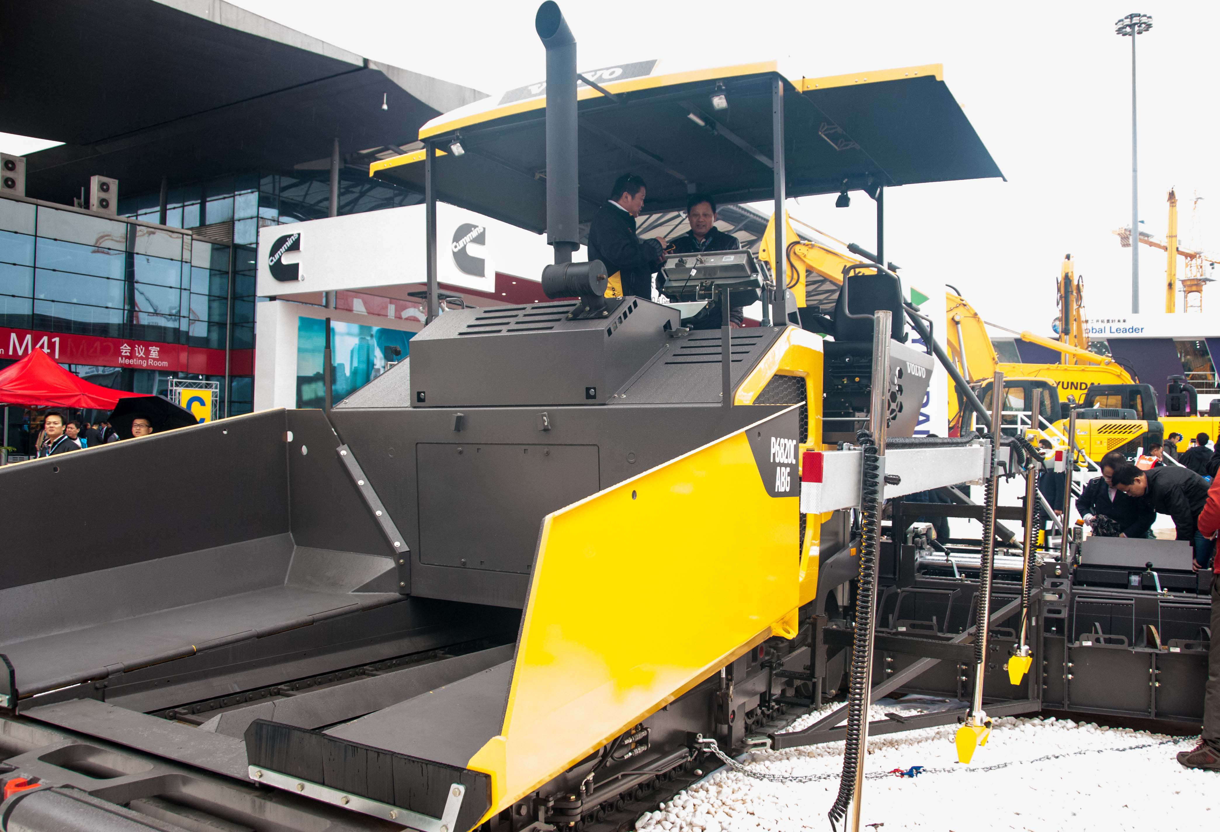 Volvo CE’s highway class P6820C ABG paver offers productivity and efficiency Volvo CE’s highway class P6820C ABG paver