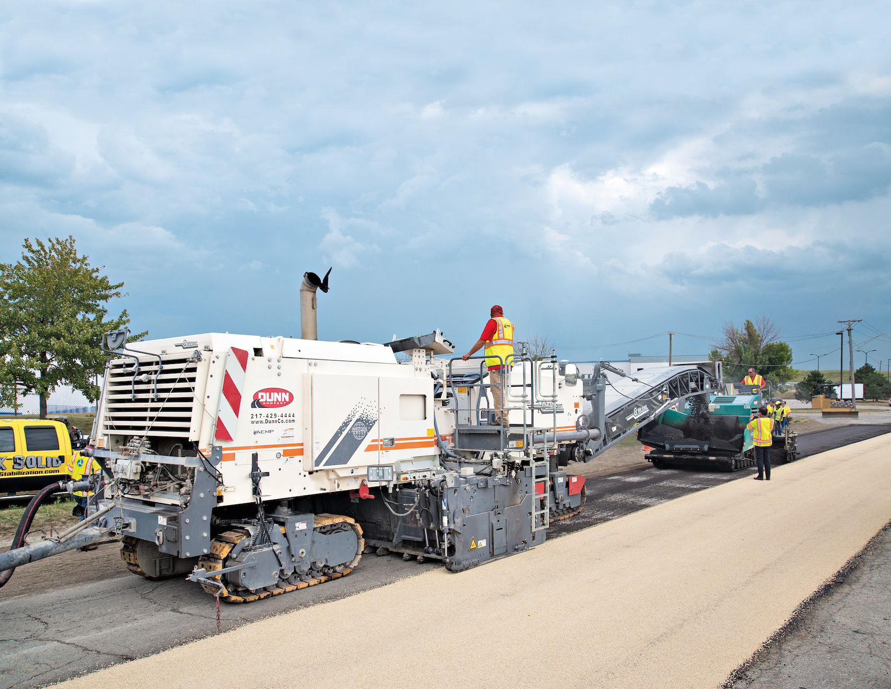 Dunn mills and creates cold-recycled RAP mix in Wirtgen 3800 CR and places into Vögele paver VISION 5200-2 using a „rear-mounted conveyor“ Dunn Mills,Writgen 3800 CR paver