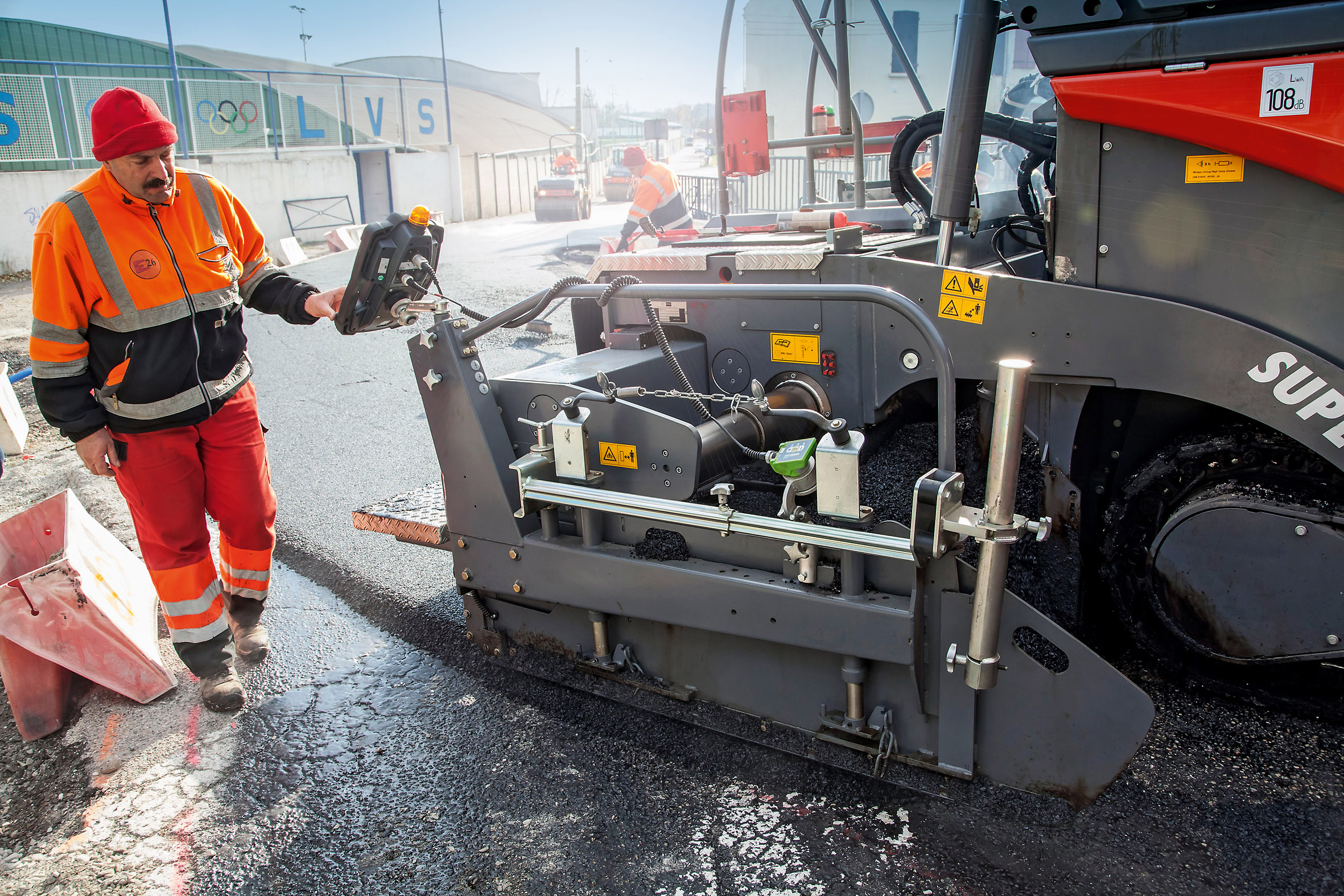 Straightforward screed controls allowed fast adjustments to be made as required Vögele SUPER 1800-3i paver