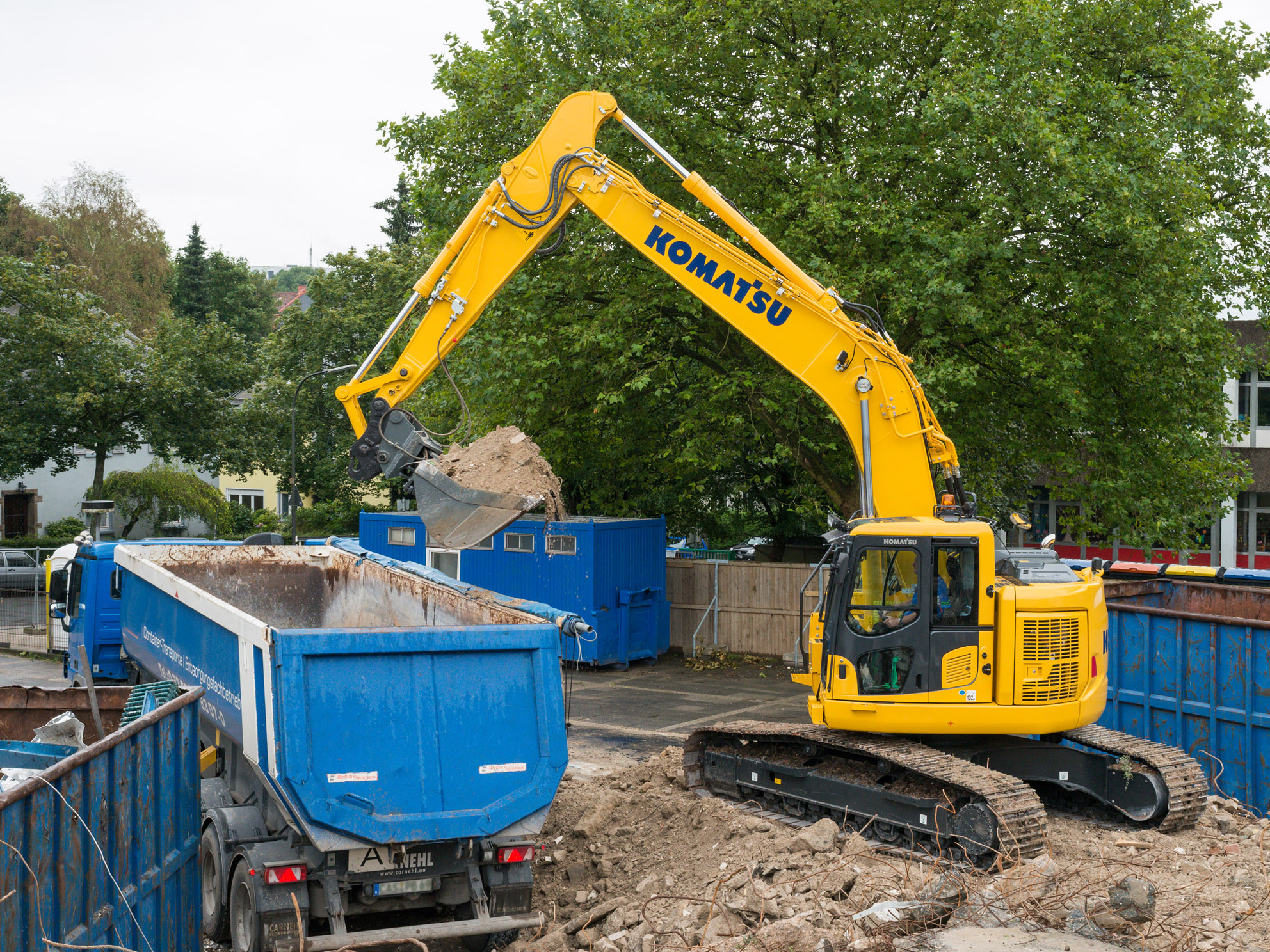 Versatile and productive, the PC228USLC-10 suits duties in compact sites Komatsu’s PC228USLC-10 excavator