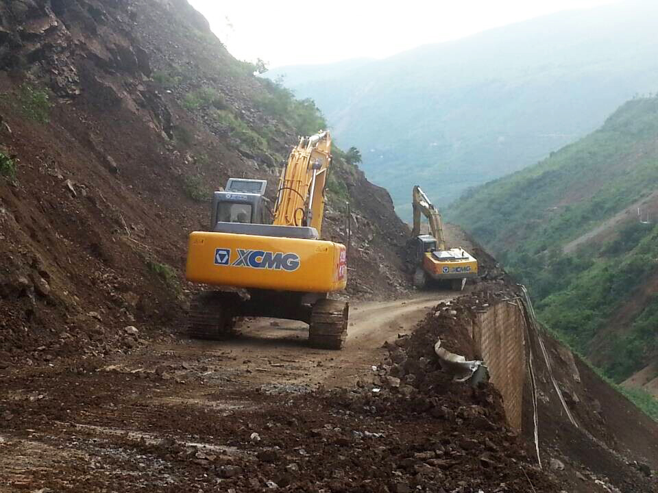 XCMG machines were used to help clear roads
XCMG machines were used to help clear roads