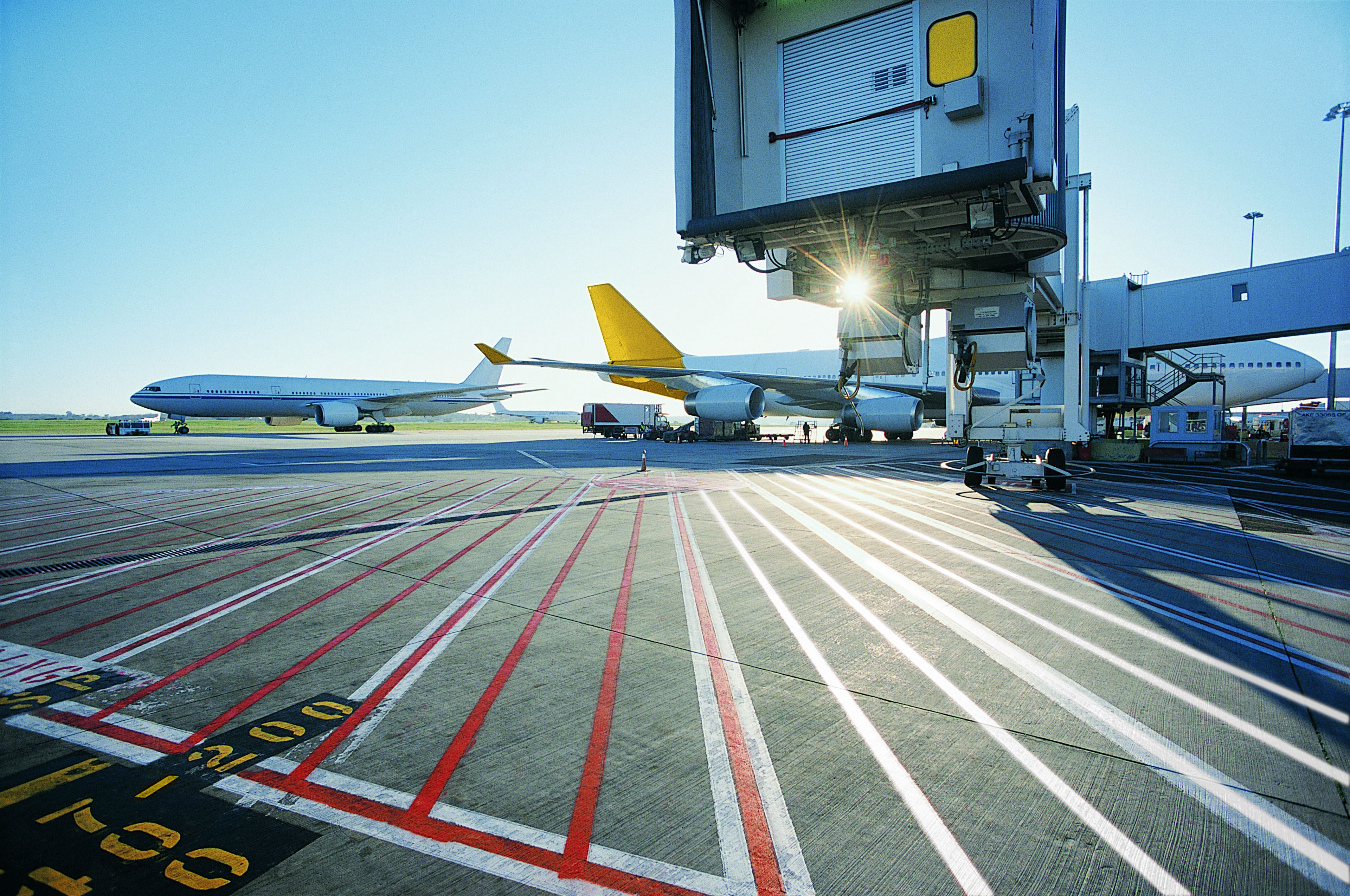 Dubai’s international airport now has new runway surfaces with bitumen having been supplied by Shell Bitumen Dubai International Airporrt shell bitumen