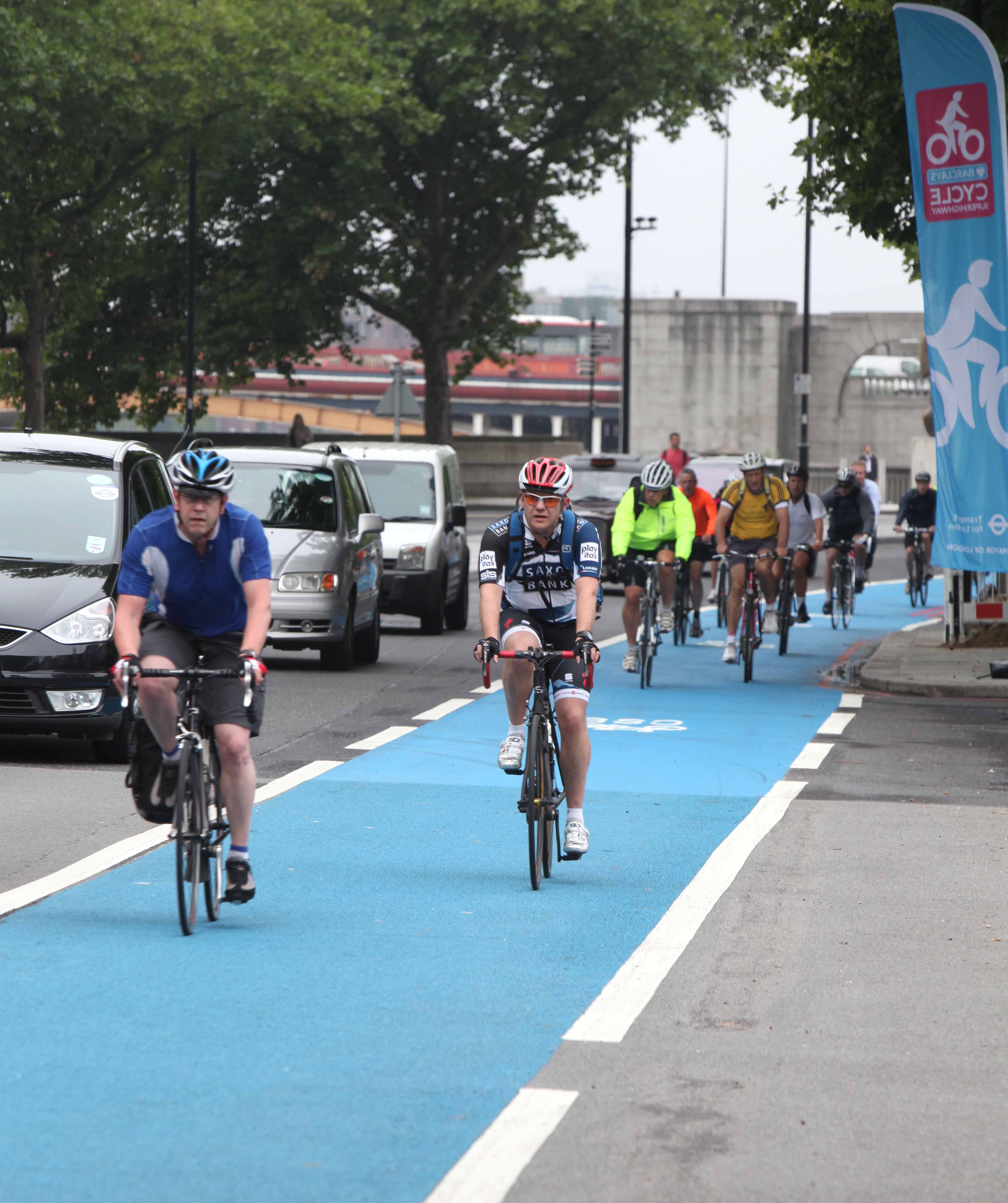 Coloured cycle lanes: is there a particular benefit? Coloured cycle lanes