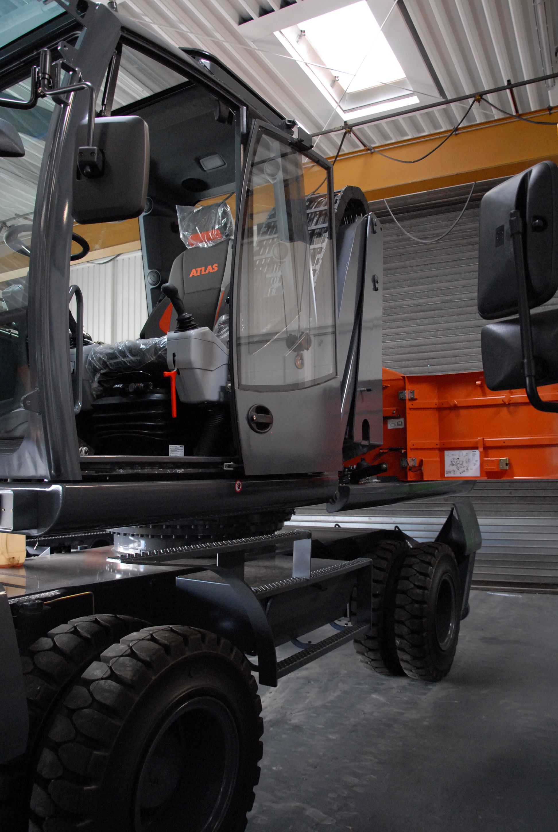 Atlas MH350, an all-electric excavator, with sliding door Atlas MH350 electric excavator