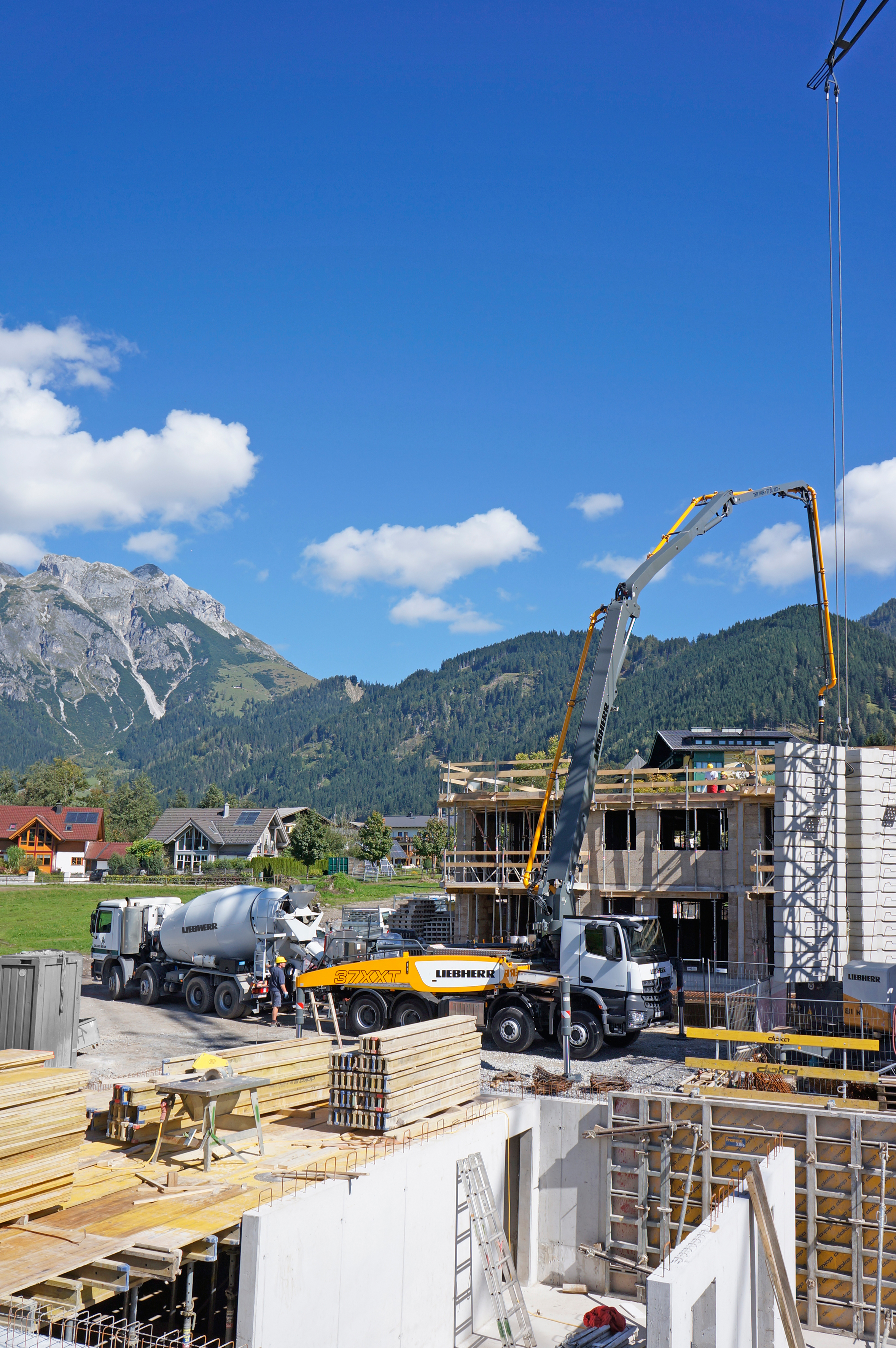 The Liebherr truck-mounted concrete pump 37 Z4 XXT in operation Liebherr truck-mounted concrete pump