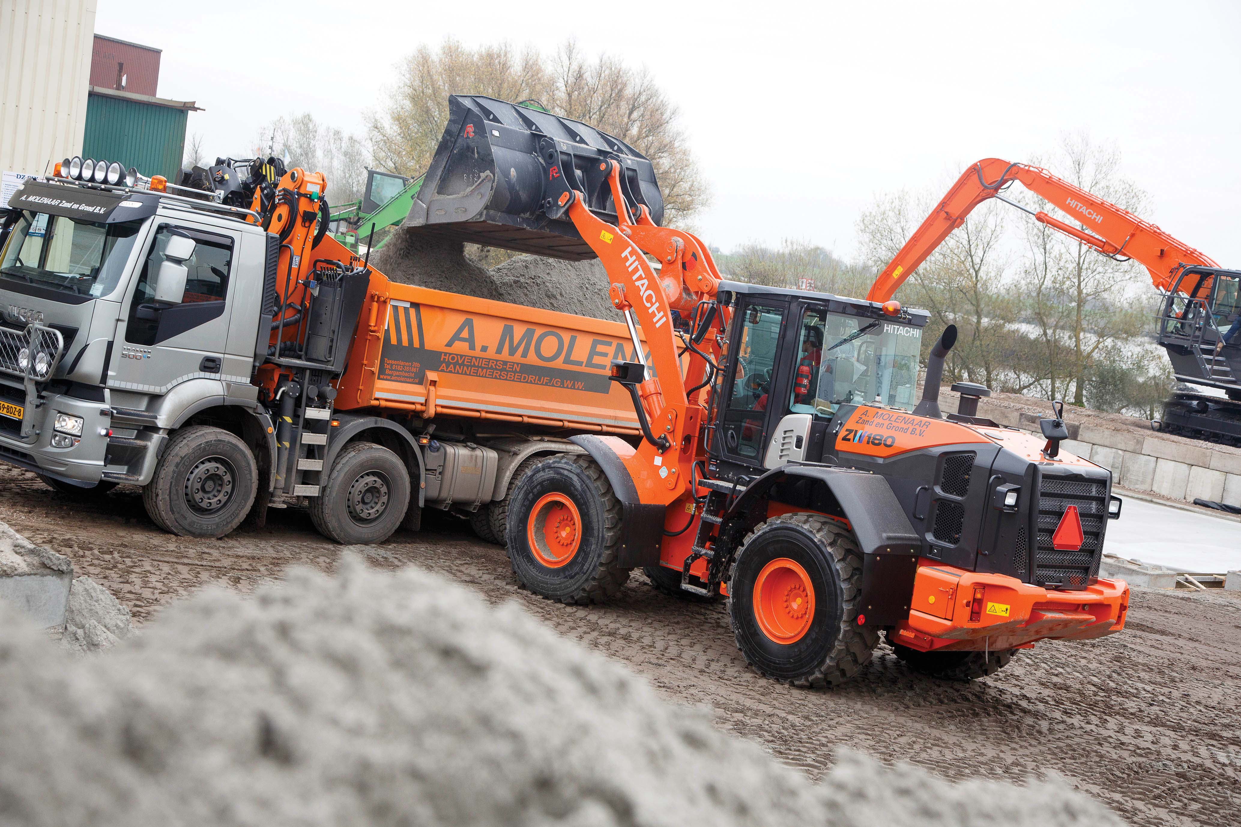 Squeaky clean and hard at work Hitachi ZW180-5 Dutch