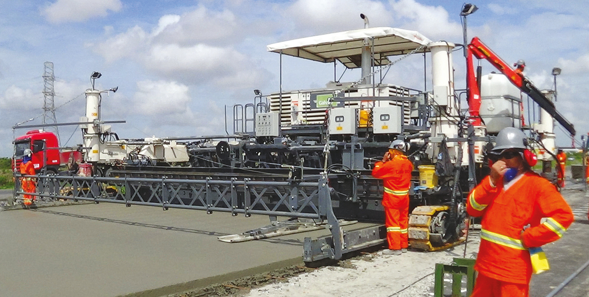 This important highway connects Fortaleza with the busy port of Pecém slipform paver from Wirtgen