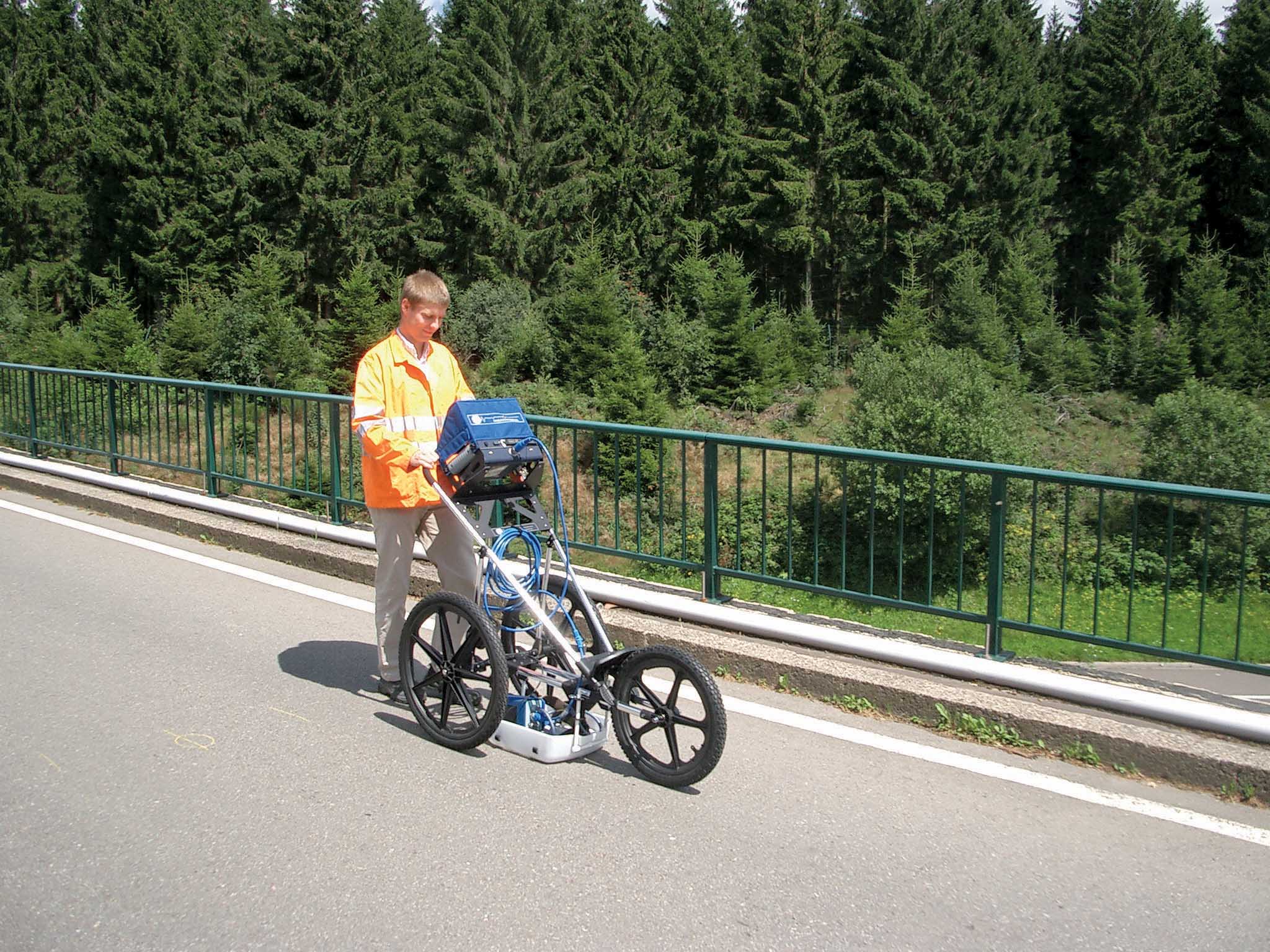 The BridgeScan monitoring system from GSSI comes with its own cart for versatility of use BridgeScan monitoring system from GSSI