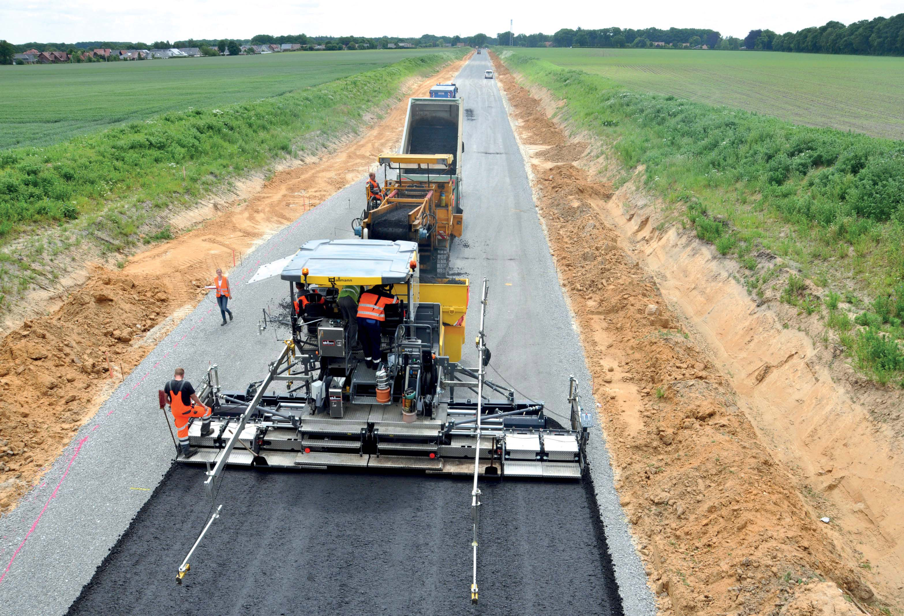 Dynapac SD2500CS, laying it down around Essen Dynapac SD2500CS tracked paver