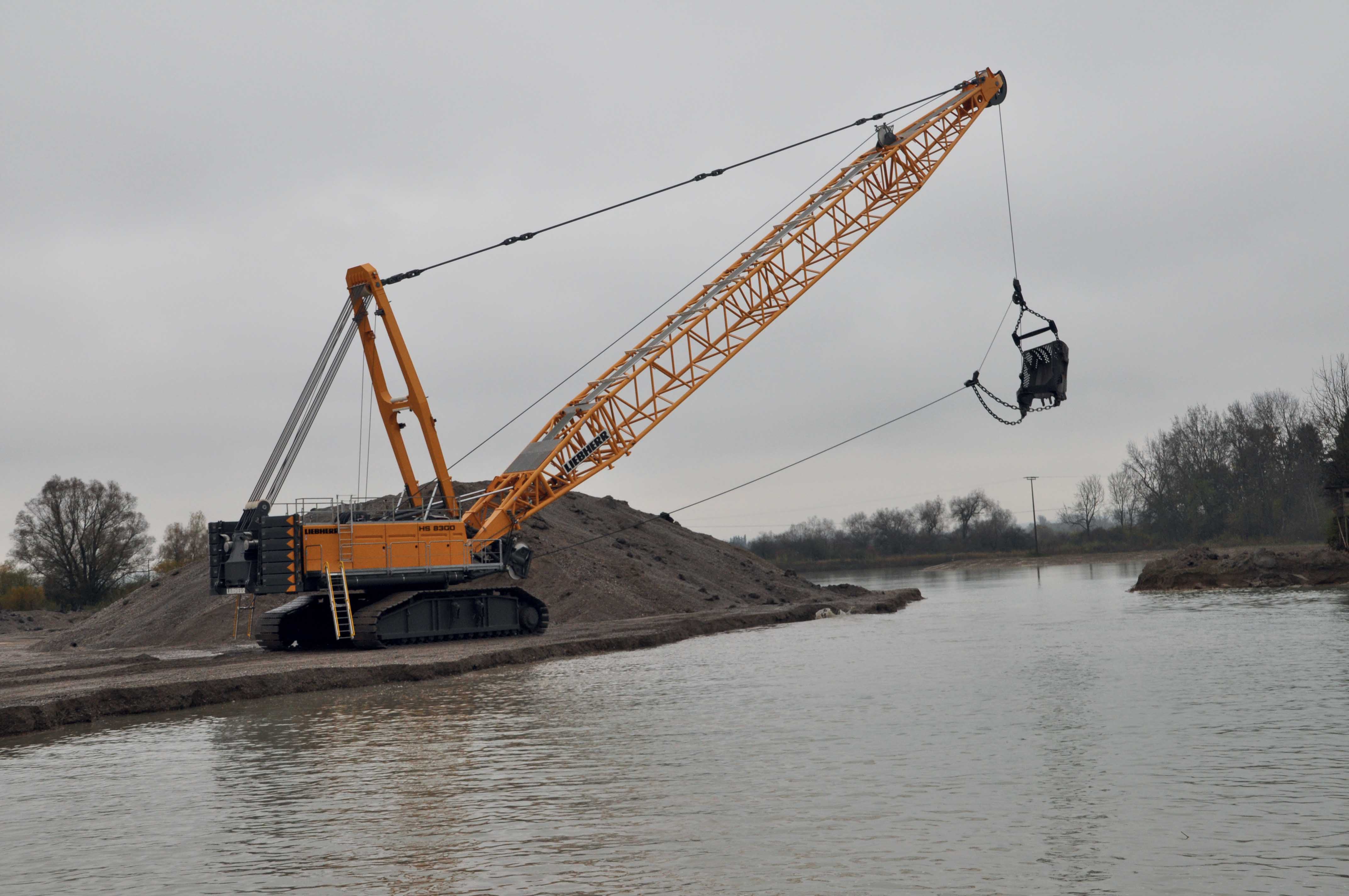 Liebherr duty cycle crawler crane HS 8300 HD with hybrid drive in dragline application Liebherr duty cycle crawler crane HS 8300 HD