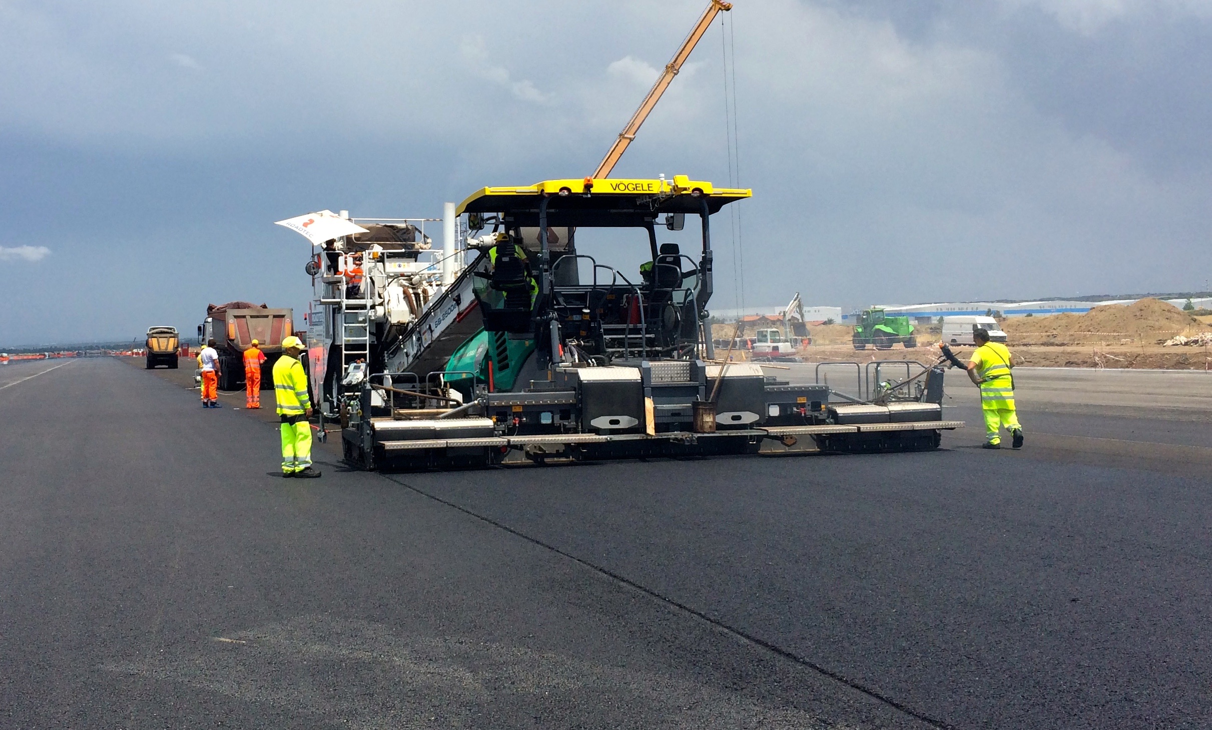 Local contractor Pavimental used milling machines
to remove the old surface of Rome Airport’s runway
before bringing in a paving train for resurfacing Local contractor Pavimental used milling machines