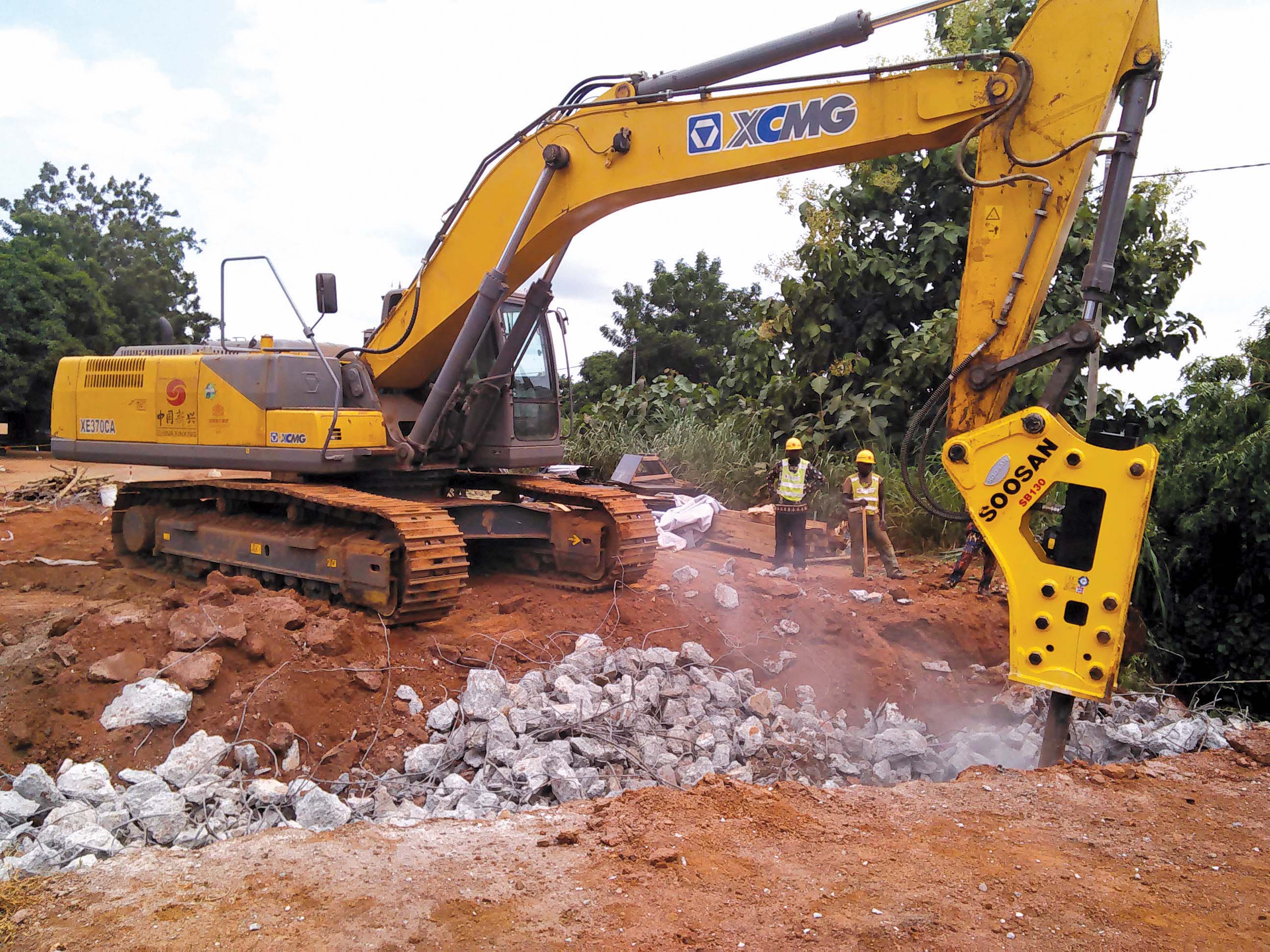 Eight XCMG excavators have been carrying out work on Benin’s A-B Highway XCMG excavators on Benin’s A-B Highway