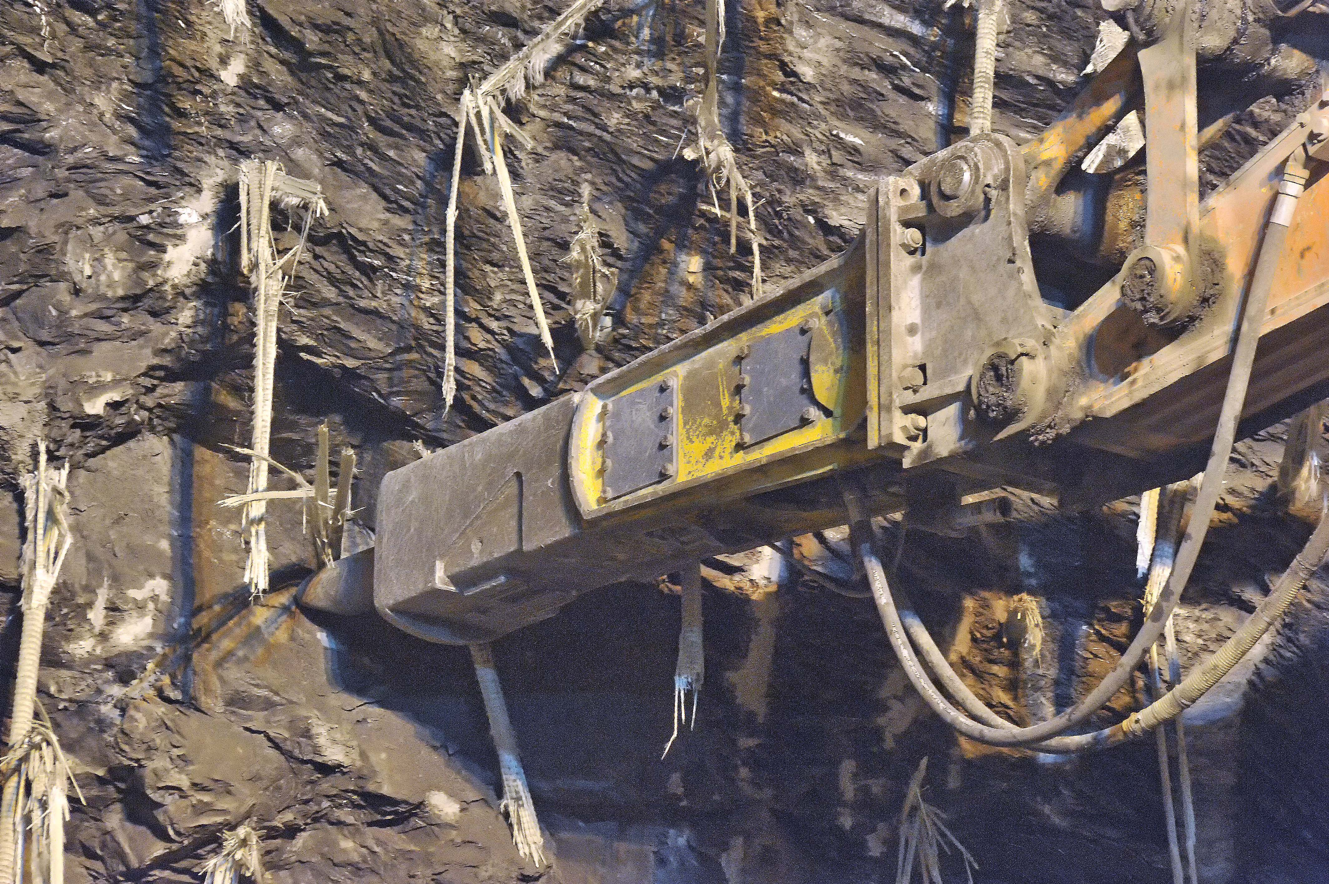 Hydraulic hammers are frequently used for tunneling work by Italian contractors Hydraulic hammers used for tunneling work
