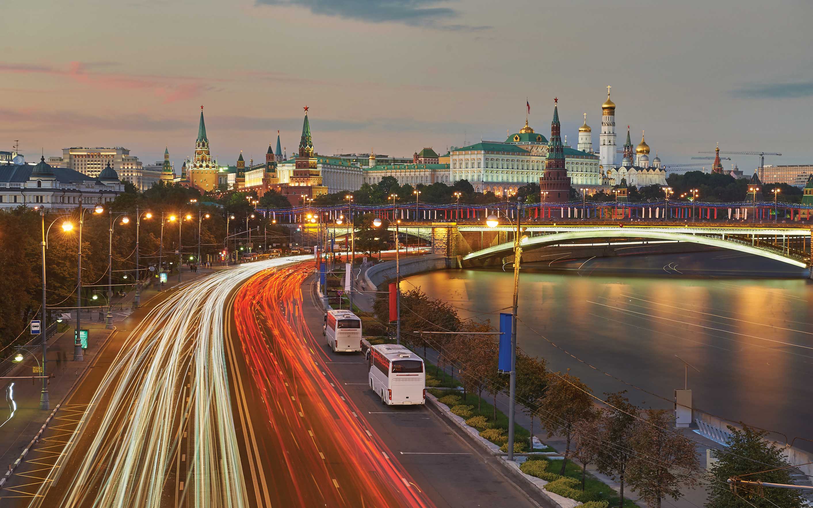 Moscow suffers heavy traffic at peak periods, with new road projects set to reduce congestion Moscow heavy traffic at peak periods