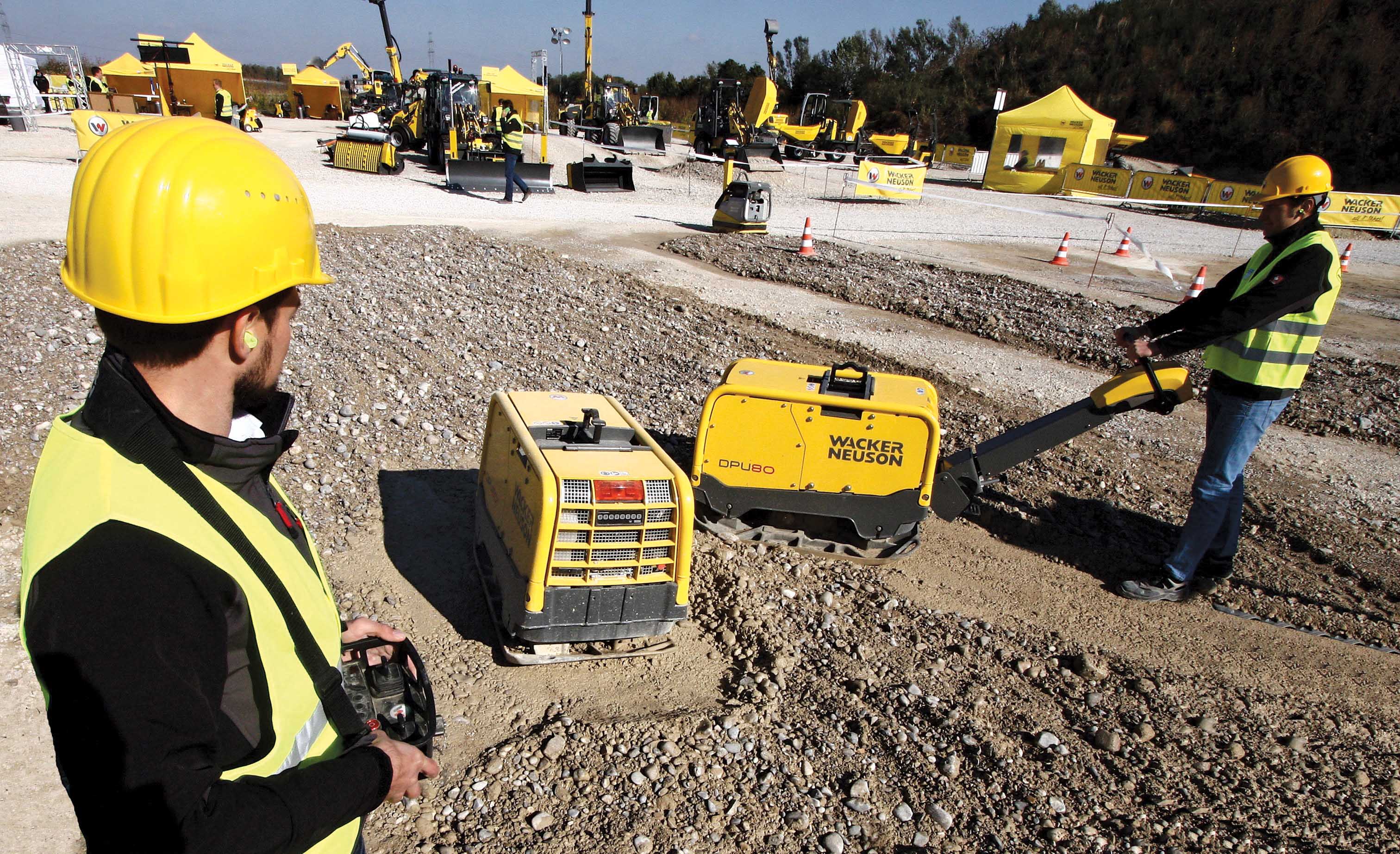 New DPU80 plates in action with the handle (right) and infrared remote control (left) Wacker Neuson DPU80 plates