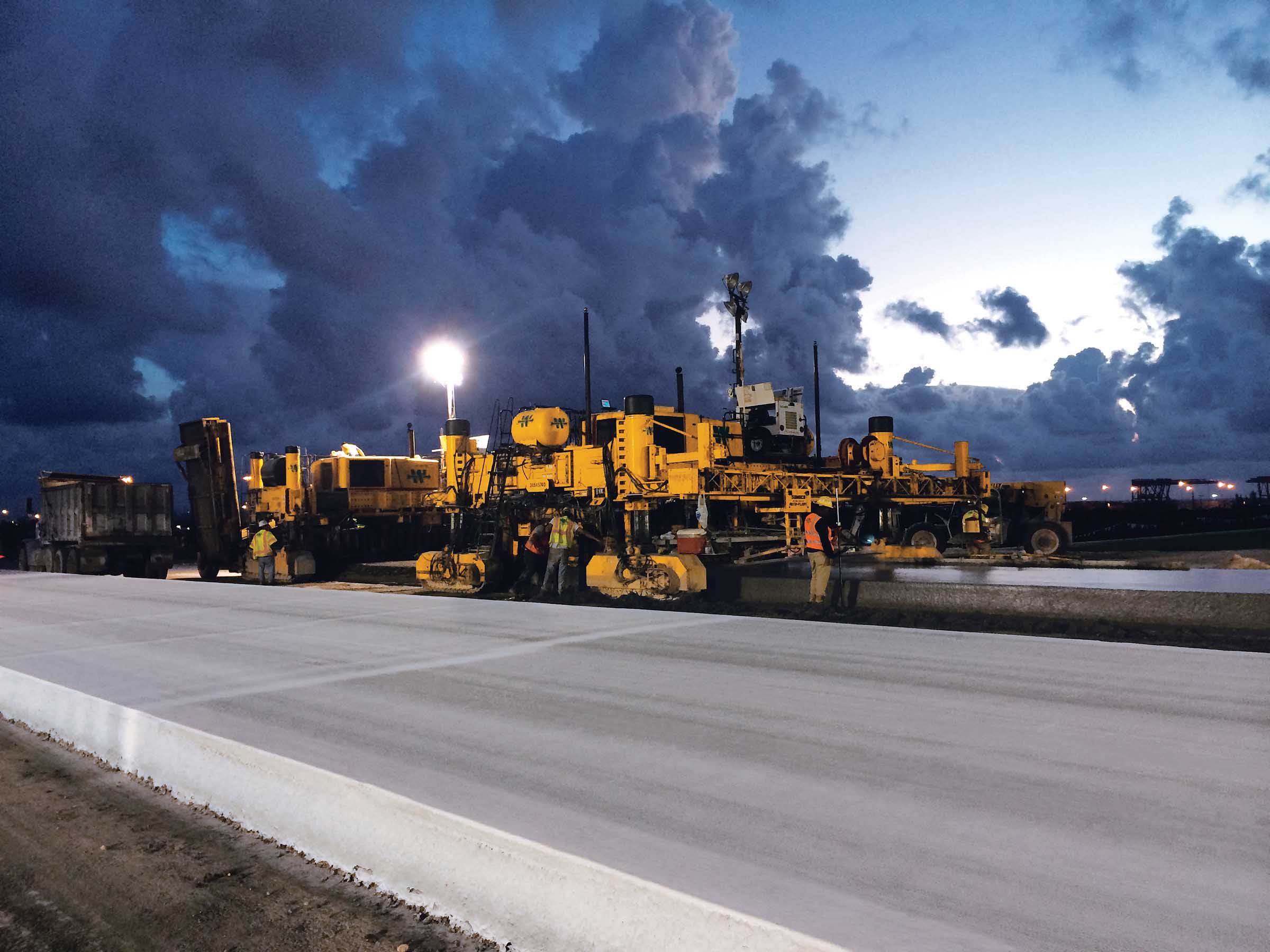 The airport paving job was carried out despite challenging weather conditions, with stringless technology playing a key role in optimising efficiency airport paving job