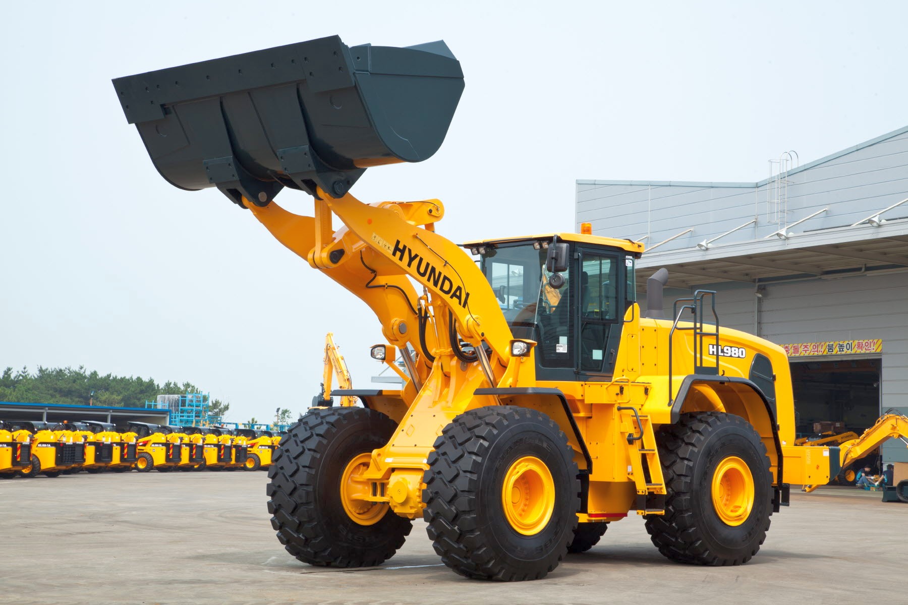 Eco Pedal feedback keeps driver operating efficiently Hyundai HL970 wheel loader