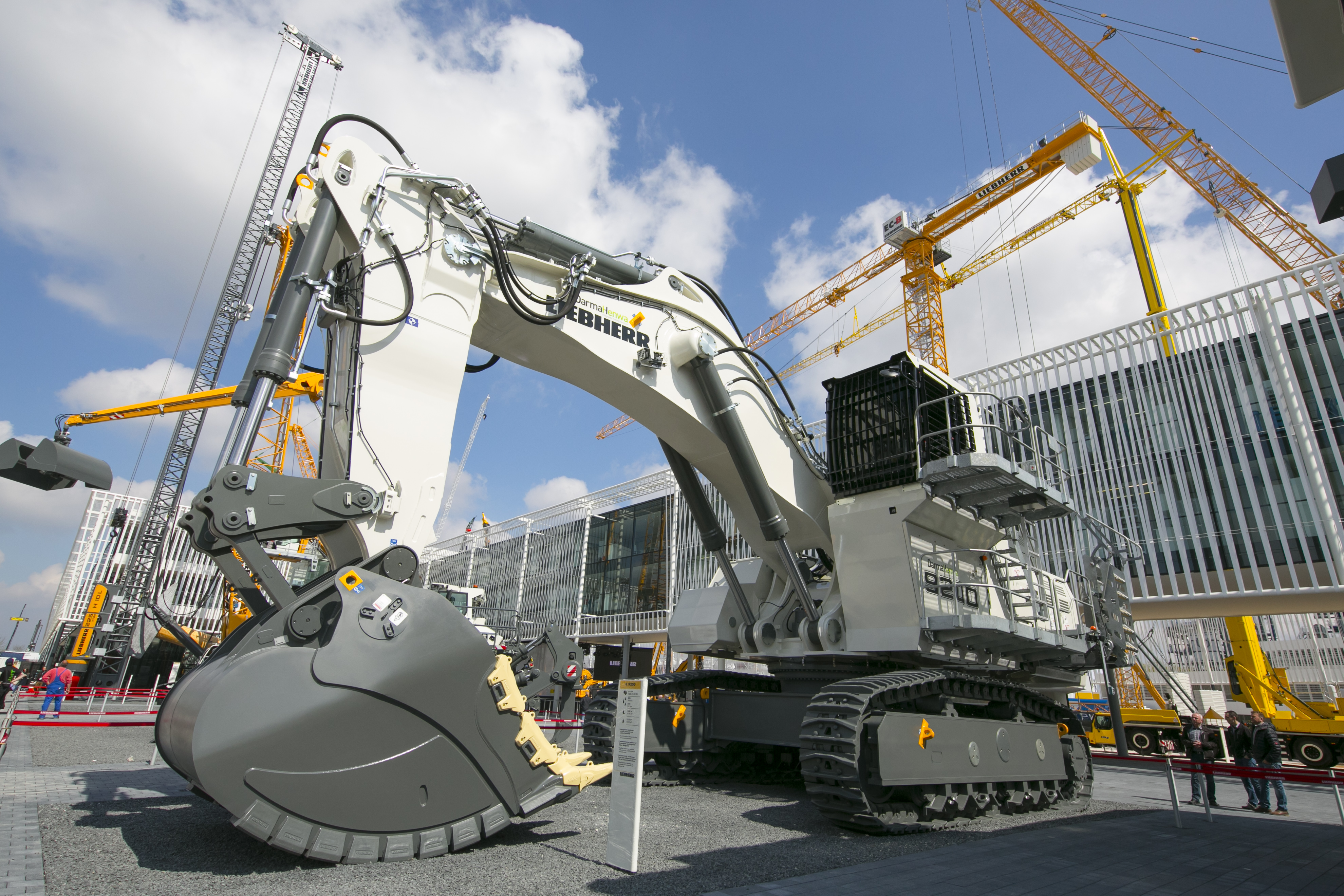 Liebherr 's R9200: Advanced bucket and GET Solution Liebherr 's R9200: Advanced bucket and GET Solution