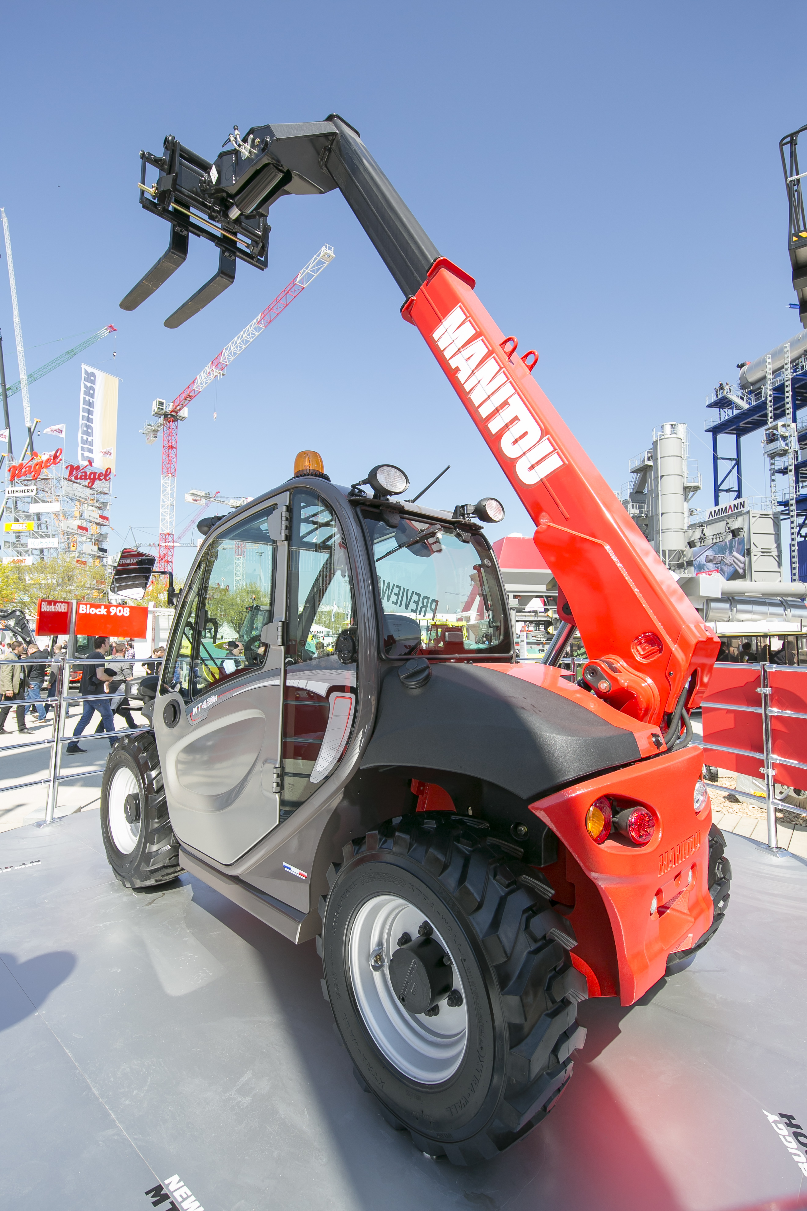 Compact MT420H measures 1.49m wide. bauma 2016 Daily News Manitou MT420H