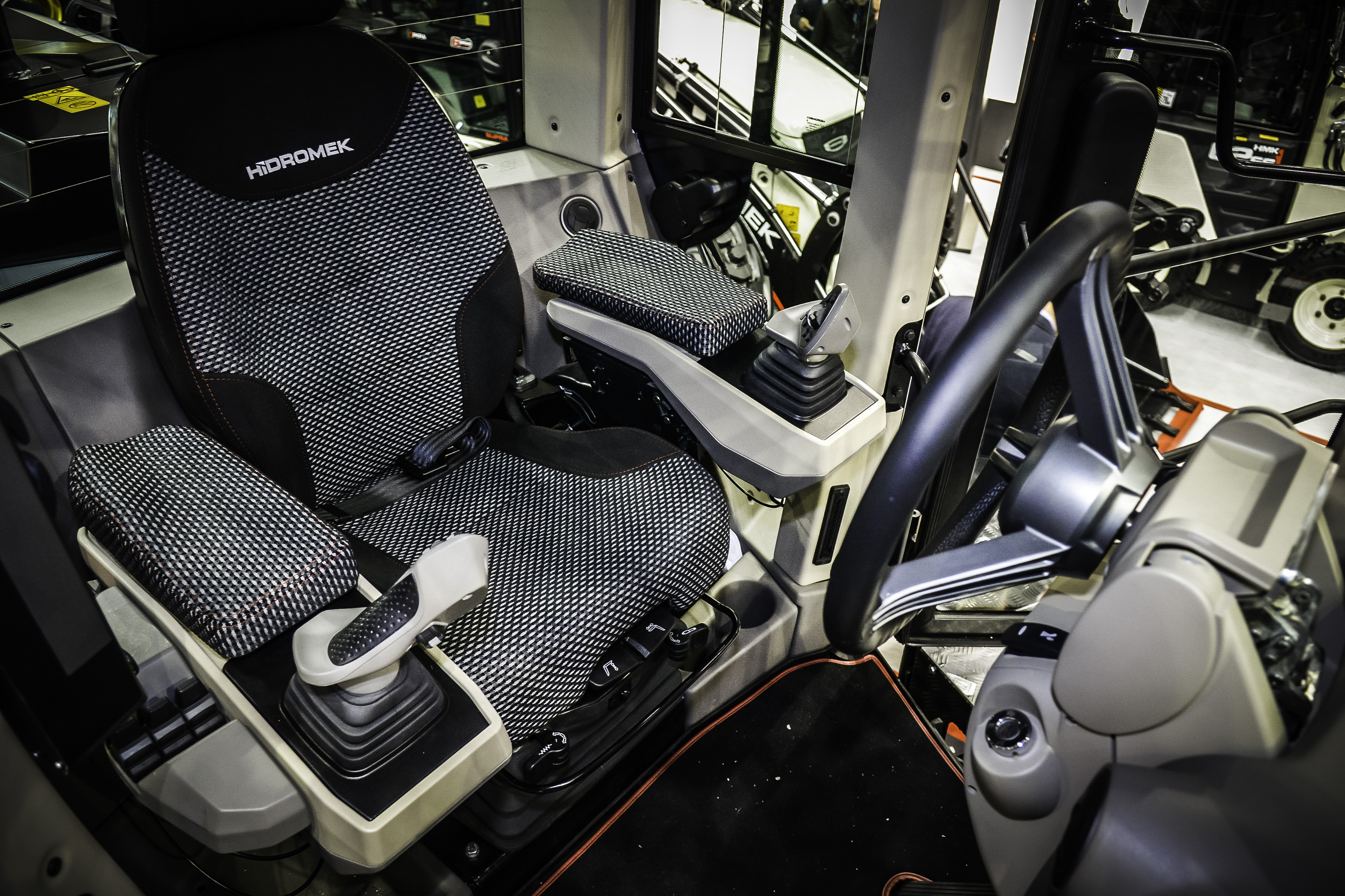 Hidromek’s 600MG grader: Steering wheel or joystick Hidromek’s 600MG grader