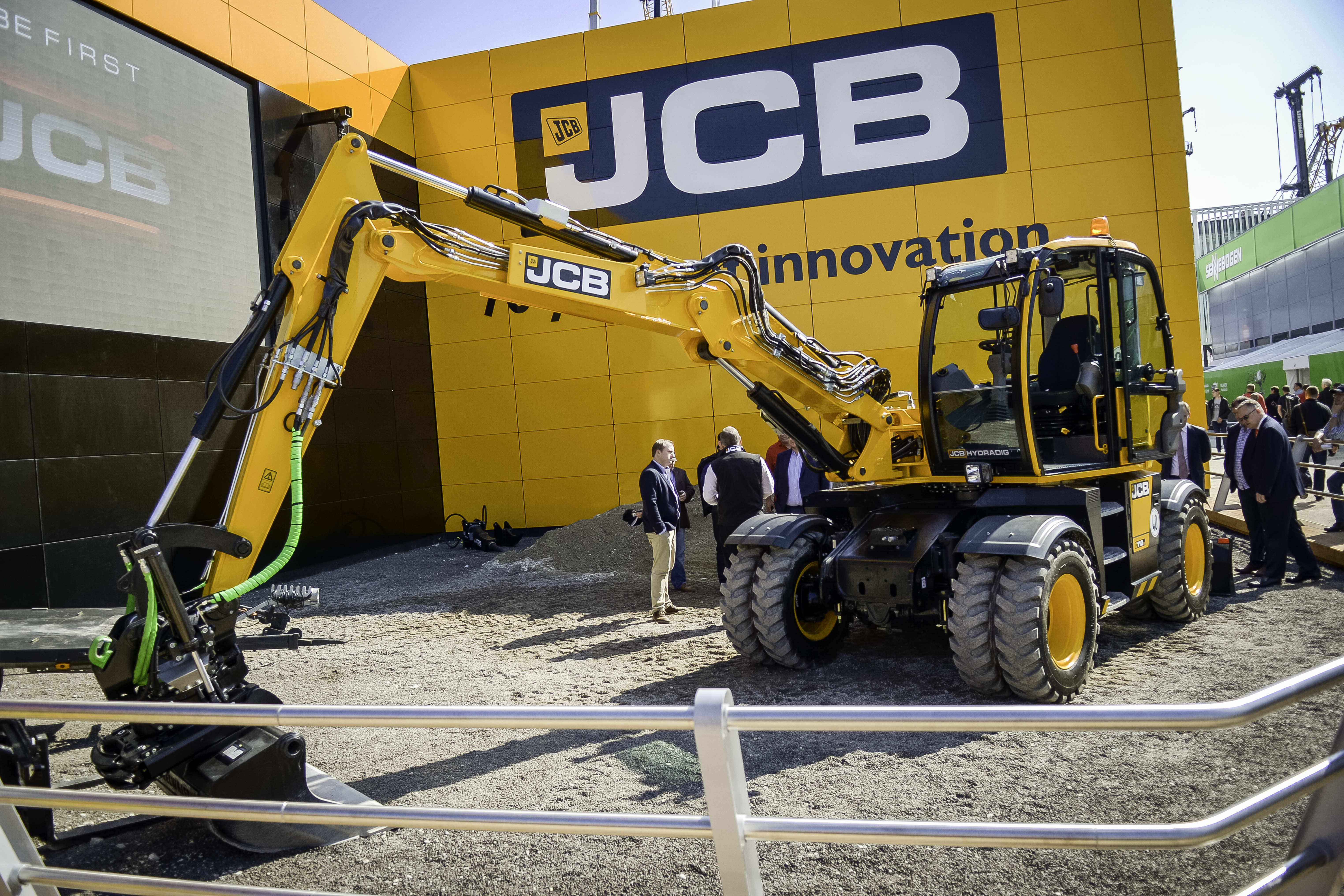 JCB’s versatile Hydradig offers new capabilities JCB Hydradig wheeled excavator