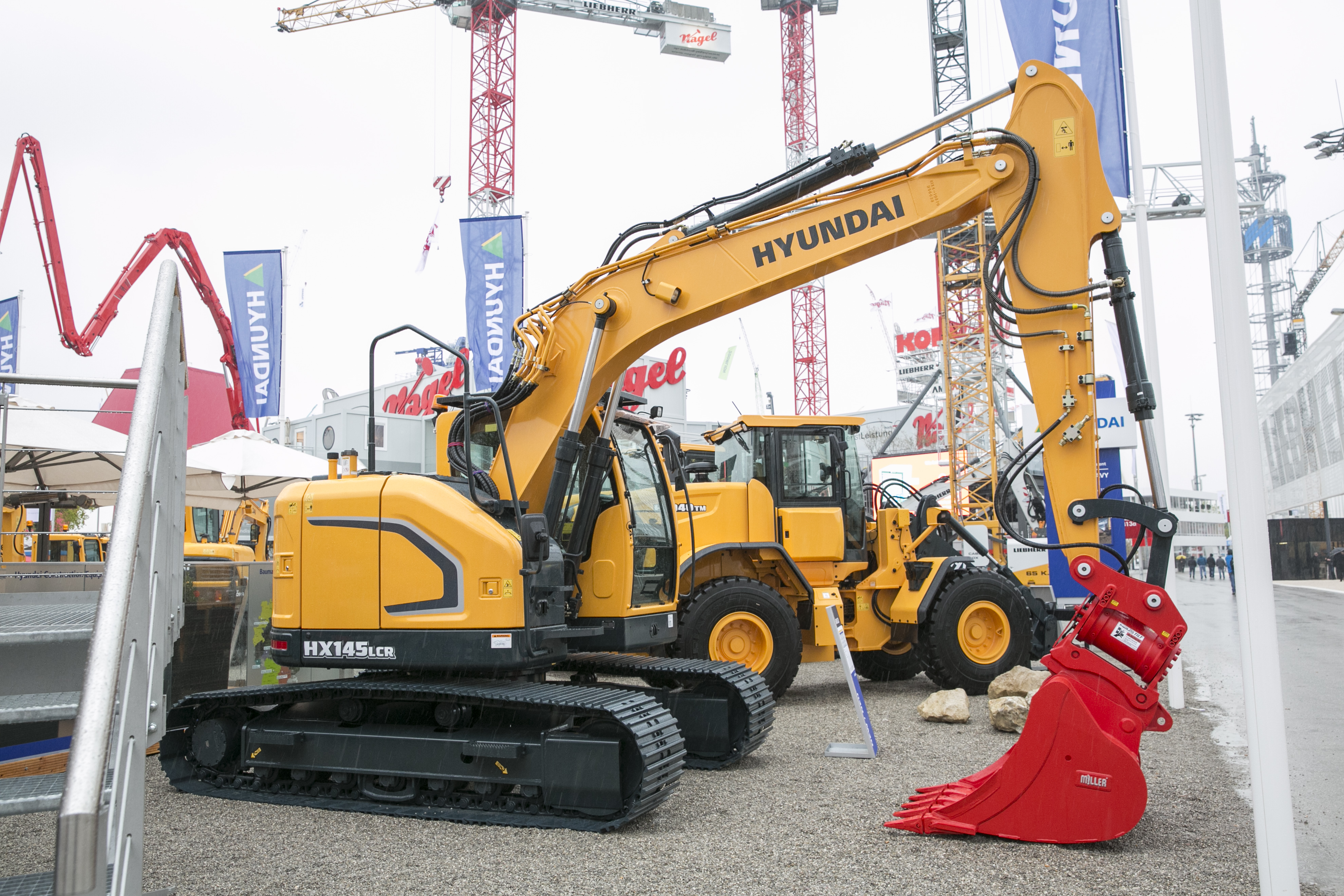 HX145 LCR crawler excavator: high operator comfort bauma 2016 Daily News Hyundai HX145 LCR crawler excavator