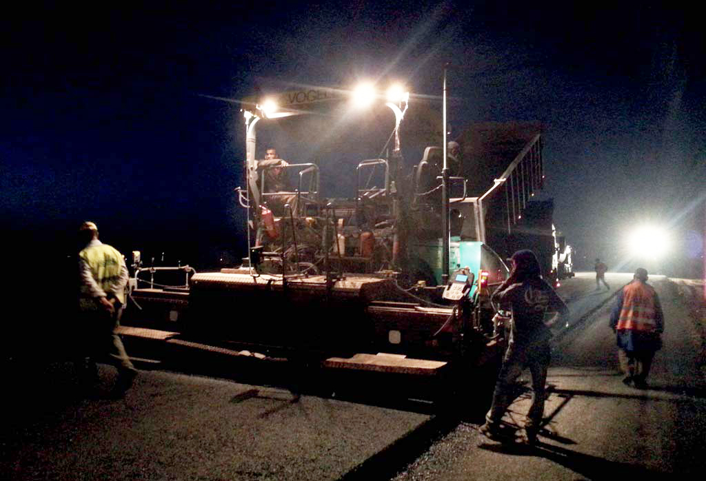 The system also allows accurate paving to be carried out at nigh paving work at night
