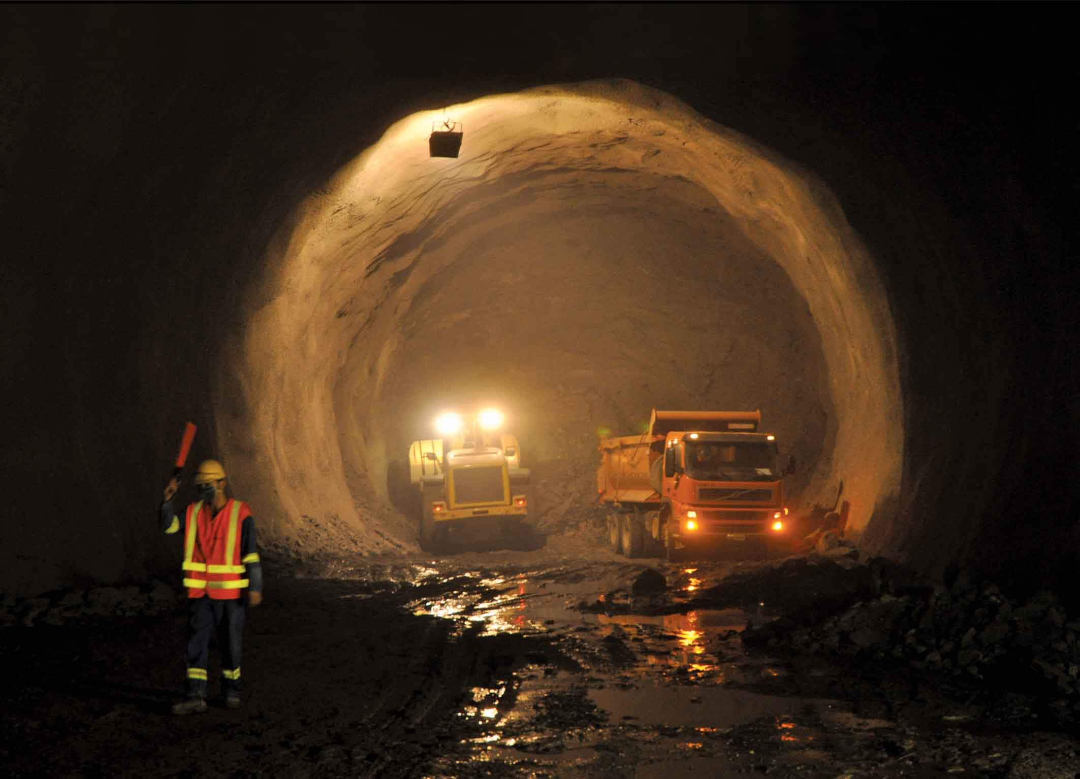 Removing the soil from the tunnel face is carried out using wheeled loaders and a fleet of on/off highway trucks Removing the soil from the tunnel
