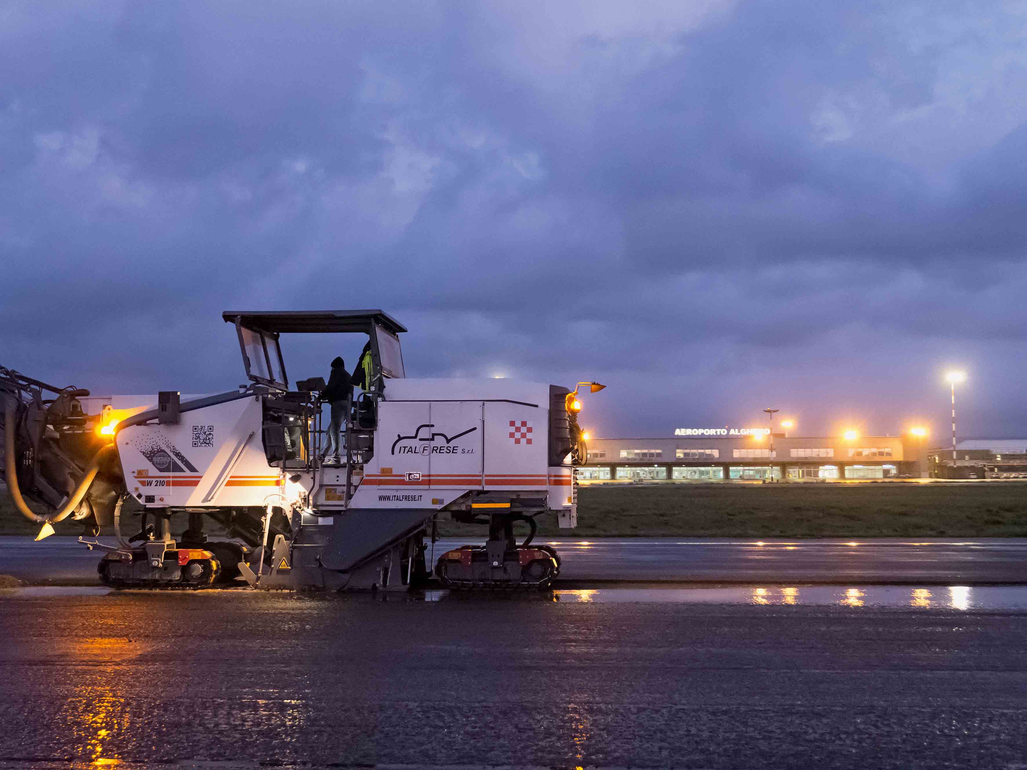 Two W210 cold milling machines removed the 5cm asphalt pavement over a 2.1km section. W210 cold milling machines