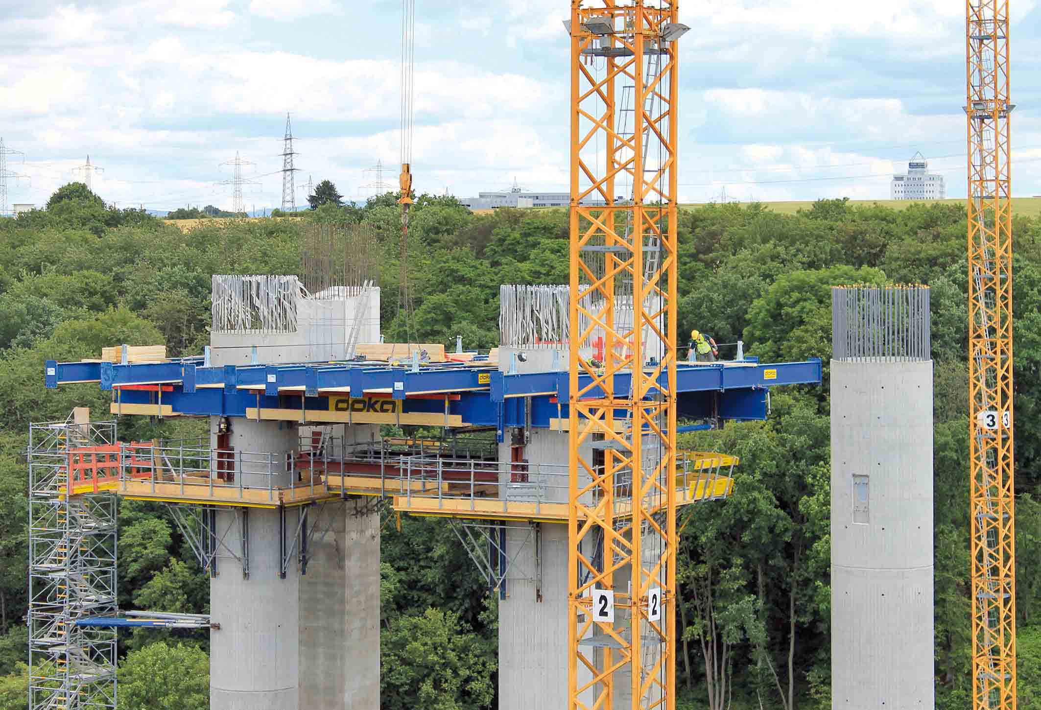 A closed workspace flat measuring 340m² for the pier-head formwork is poised 50m above the valley floor. Doka’s pre-assembly on site took care of the entire pre-assembly process Doka’s pre-assembly on site