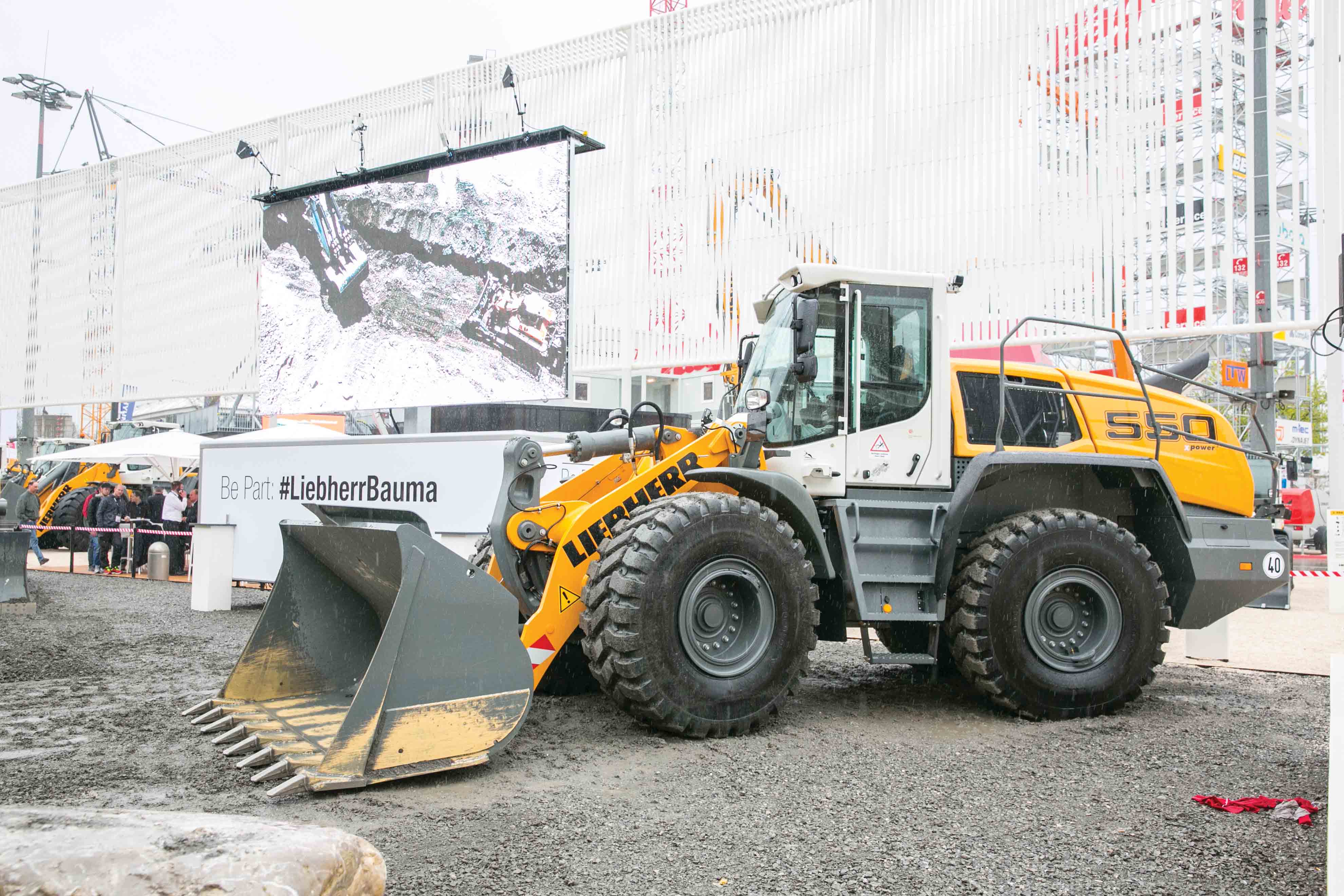 Liebherr’s novel drive system combines both hydrostatic and CVT mechanical systems to optimise efficiency Liebherr’s novel drive system c