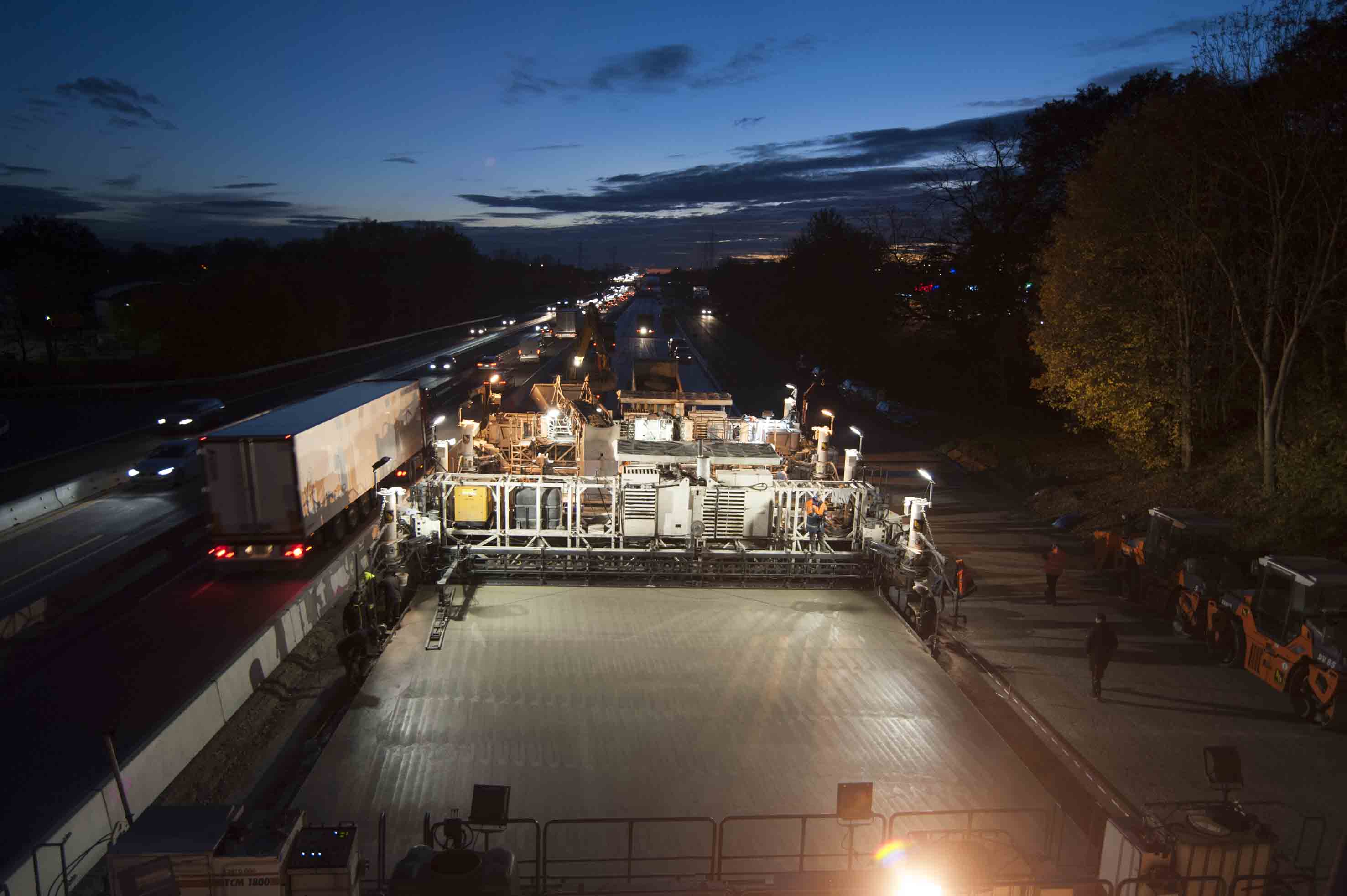 Round-the-clock paving by the Bickhardt Bau team on the A5 near Karlsruhe-Durlach. The Wirtgen SP 1500 really hit the mark on this job: its great flexibility enabled the concrete paver to quickly be reconfigured as required after 1 km Wirtgen SP 1500 paver