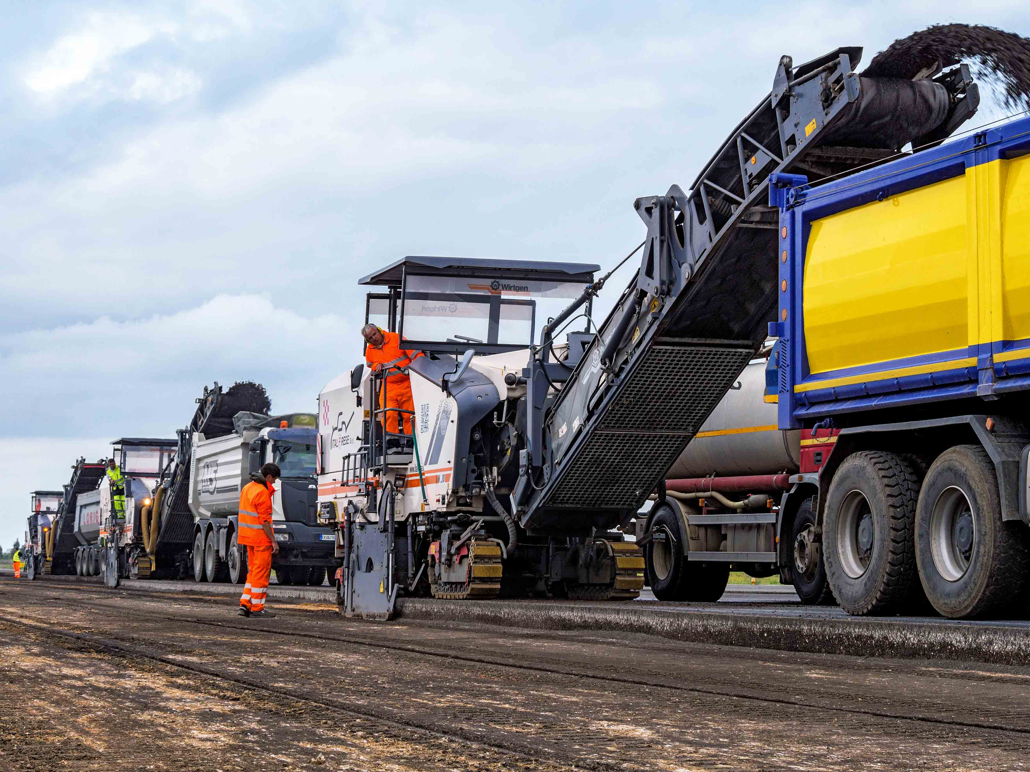 The base courses additionally had to be stabilized at the end of runway 20. In the first stage, the complete pavement – some 3,420 m³ of material – was reclaimed by a team of three Wirtgen machines: two W 210 machines and a W 200i. Wirtgen machines: W 210 and a W 200i