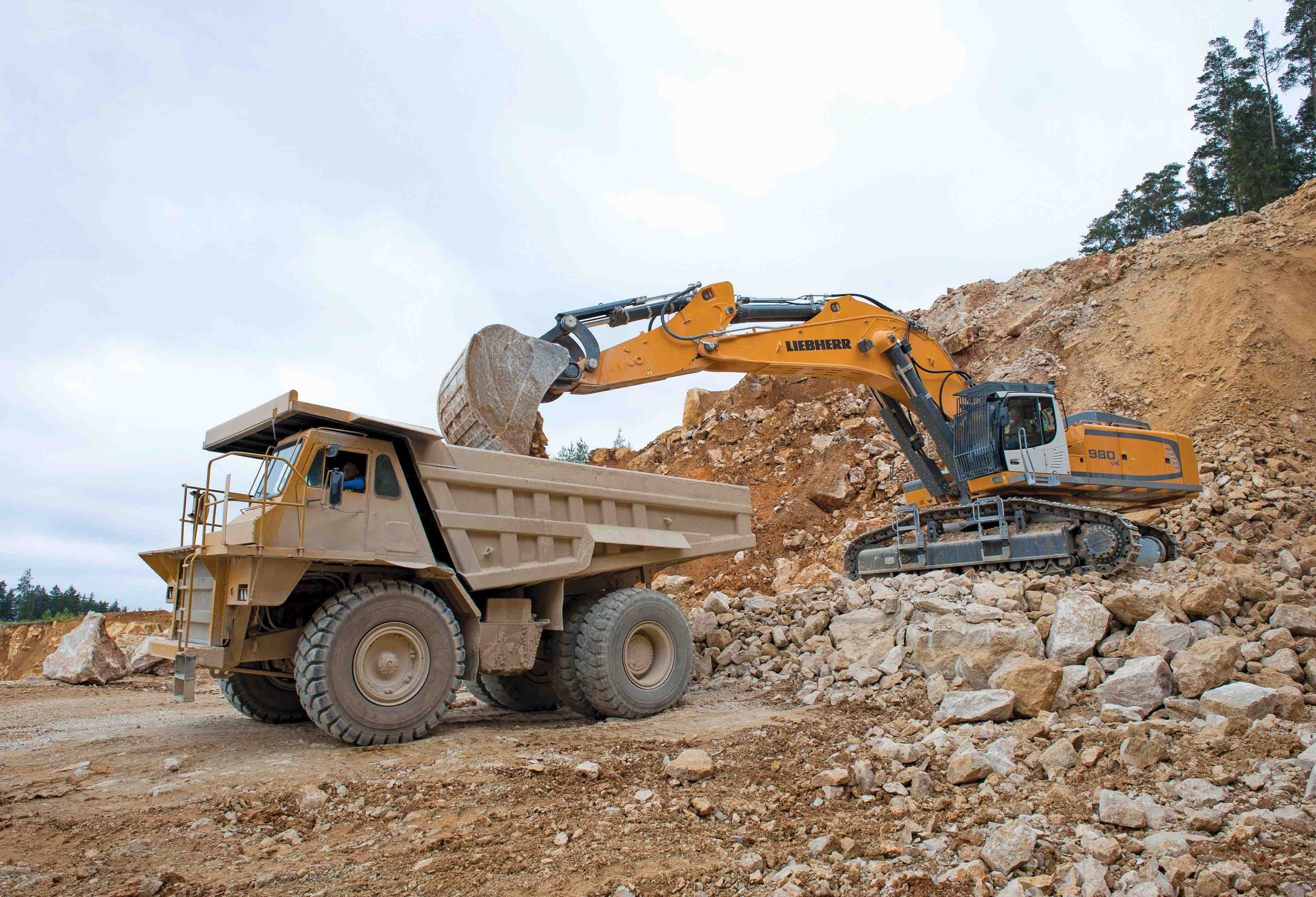 The SME crawler is adapted to a quarry’s demanding conditions Liebherr R 980 SME crawler excavator