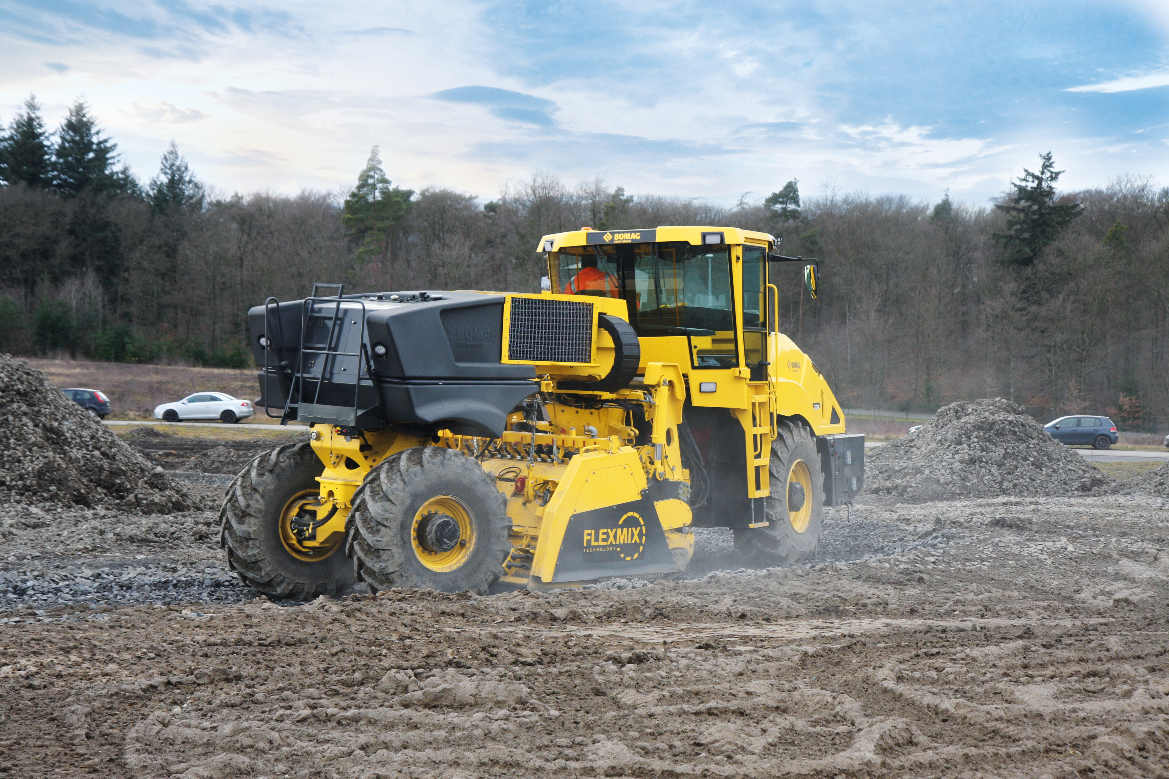 BOMAG’s new RS500 stabiliser/reclaimer features a novel hydraulic offset system for its cutter drum BOMAG’s new RS500 stabiliser