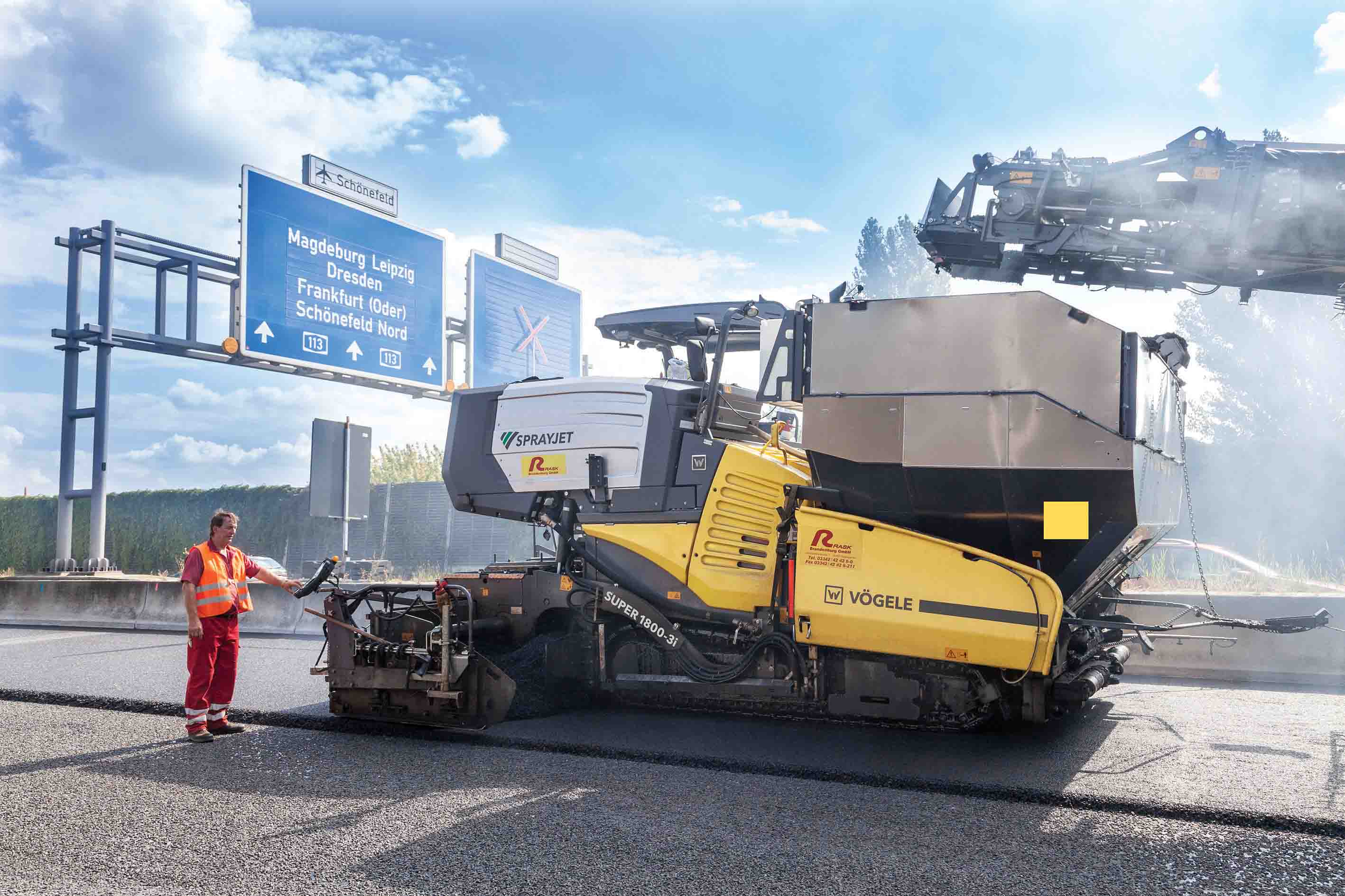 The busy A113 handles traffic for Berlin’s busy Schönefeld airport Vögele’s InLine Pave equipment