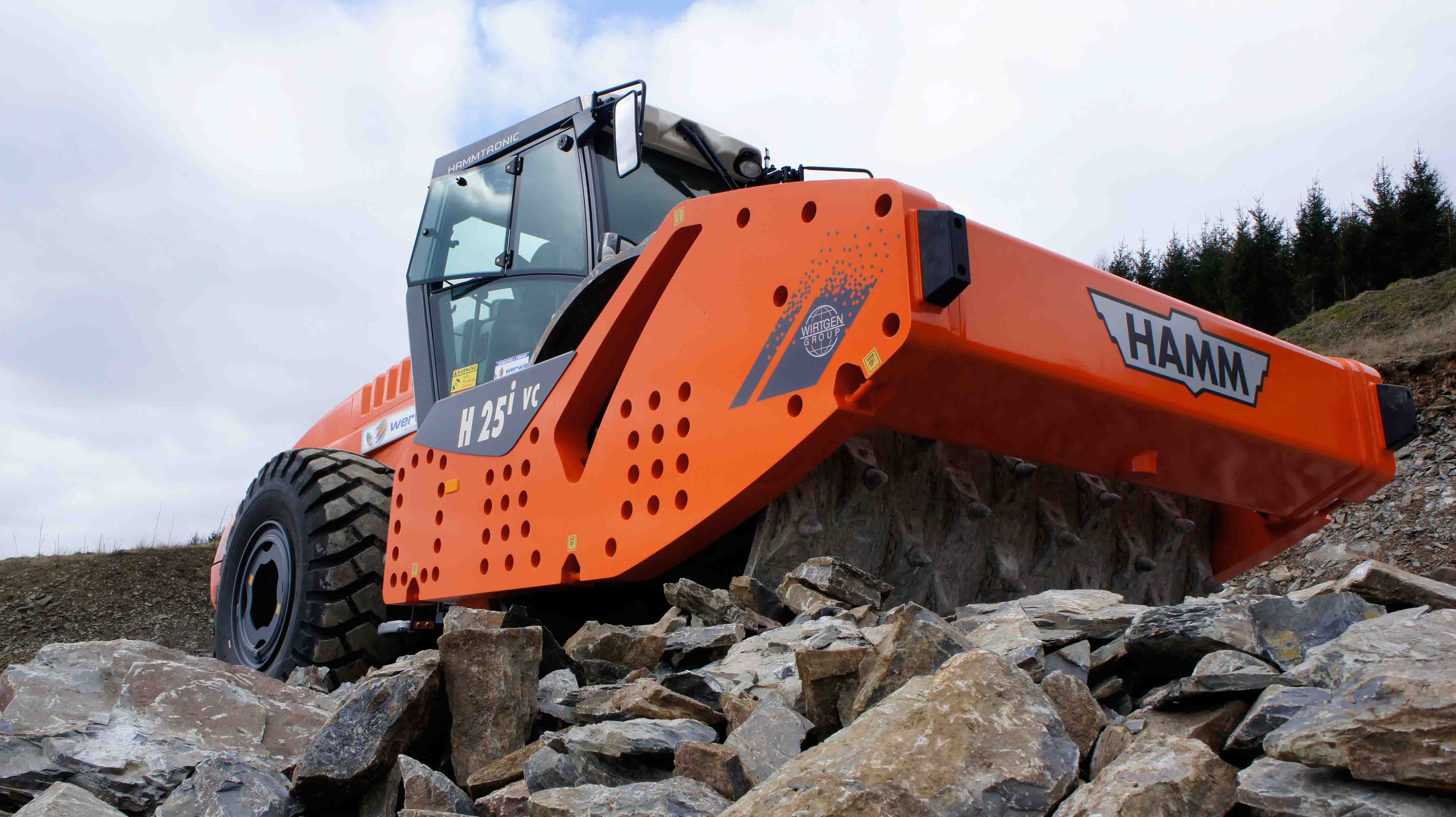 HAMM’s novel compactor crusher drum with its replaceable tools offers a range of applications HAMM’s novel compactor crusher drum