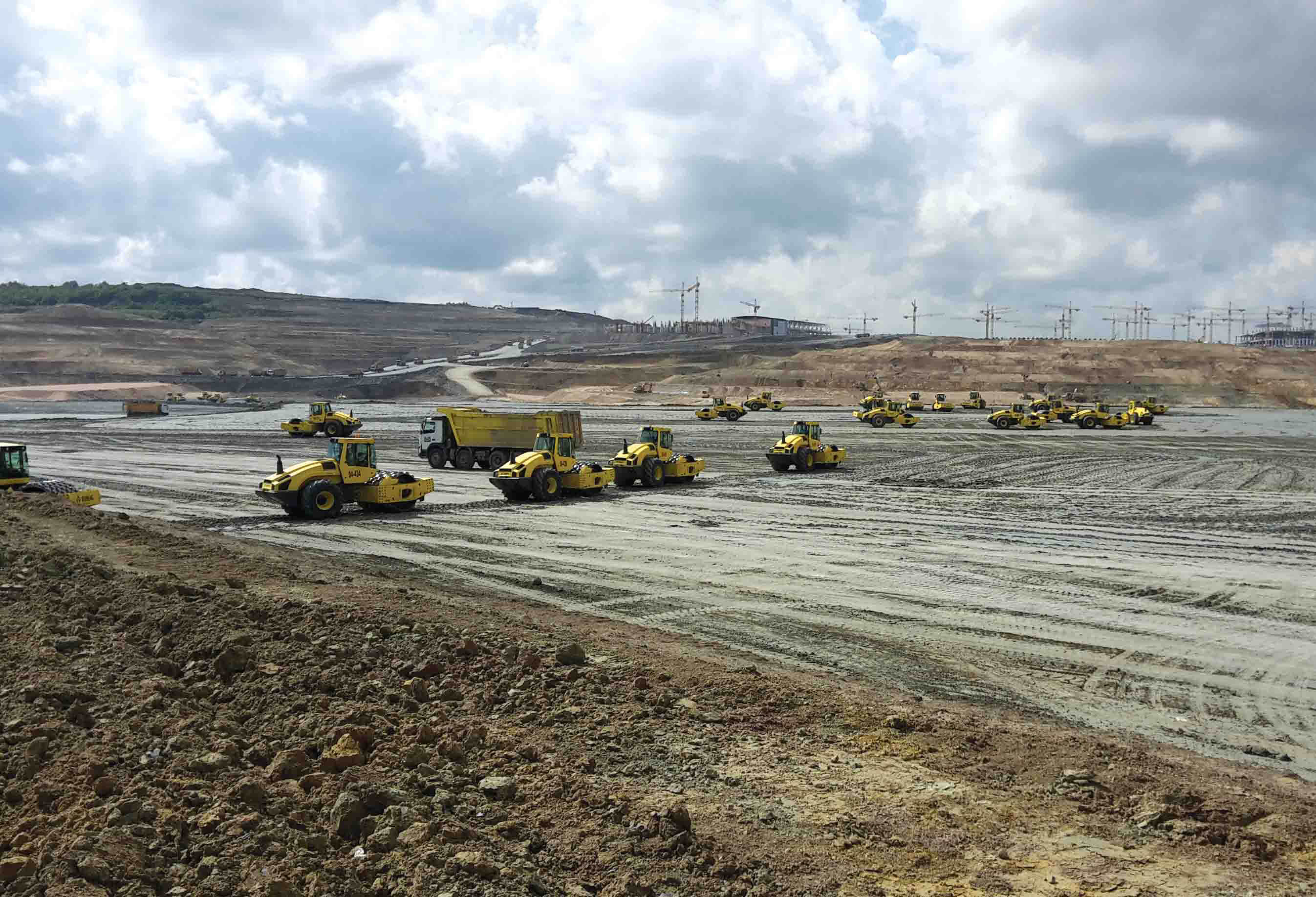 The rollers operate in a line to help deliver efficient compaction BOMAG compaction machines