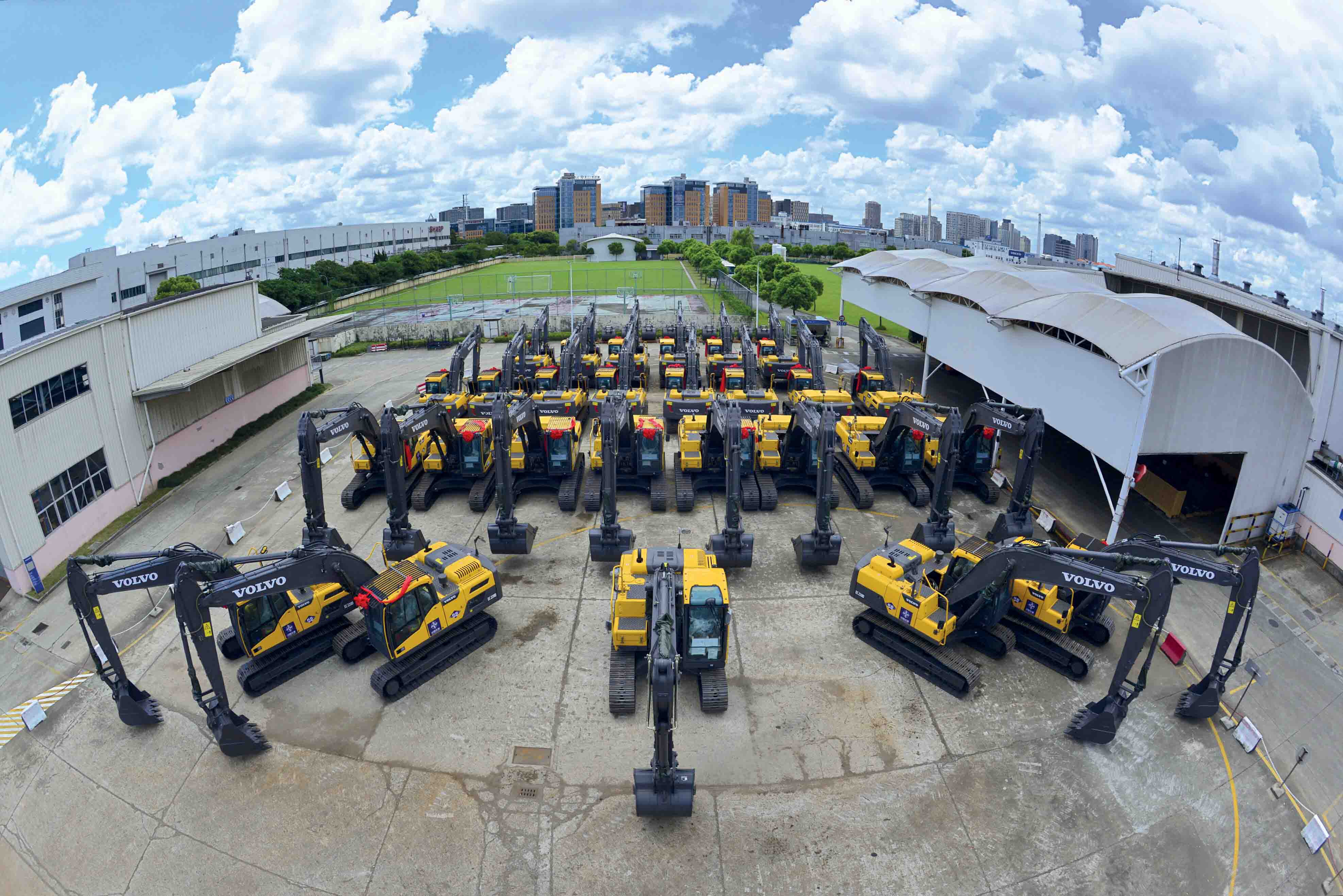 A fleet of Volvo CE excavators is helping build the new highway connecting China with Pakistan Volvo CE excavators
