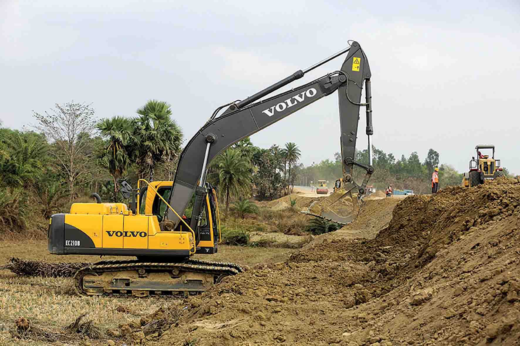 Volvo CE excavators are playing a key role in building a new road in India Volvo CE excavators