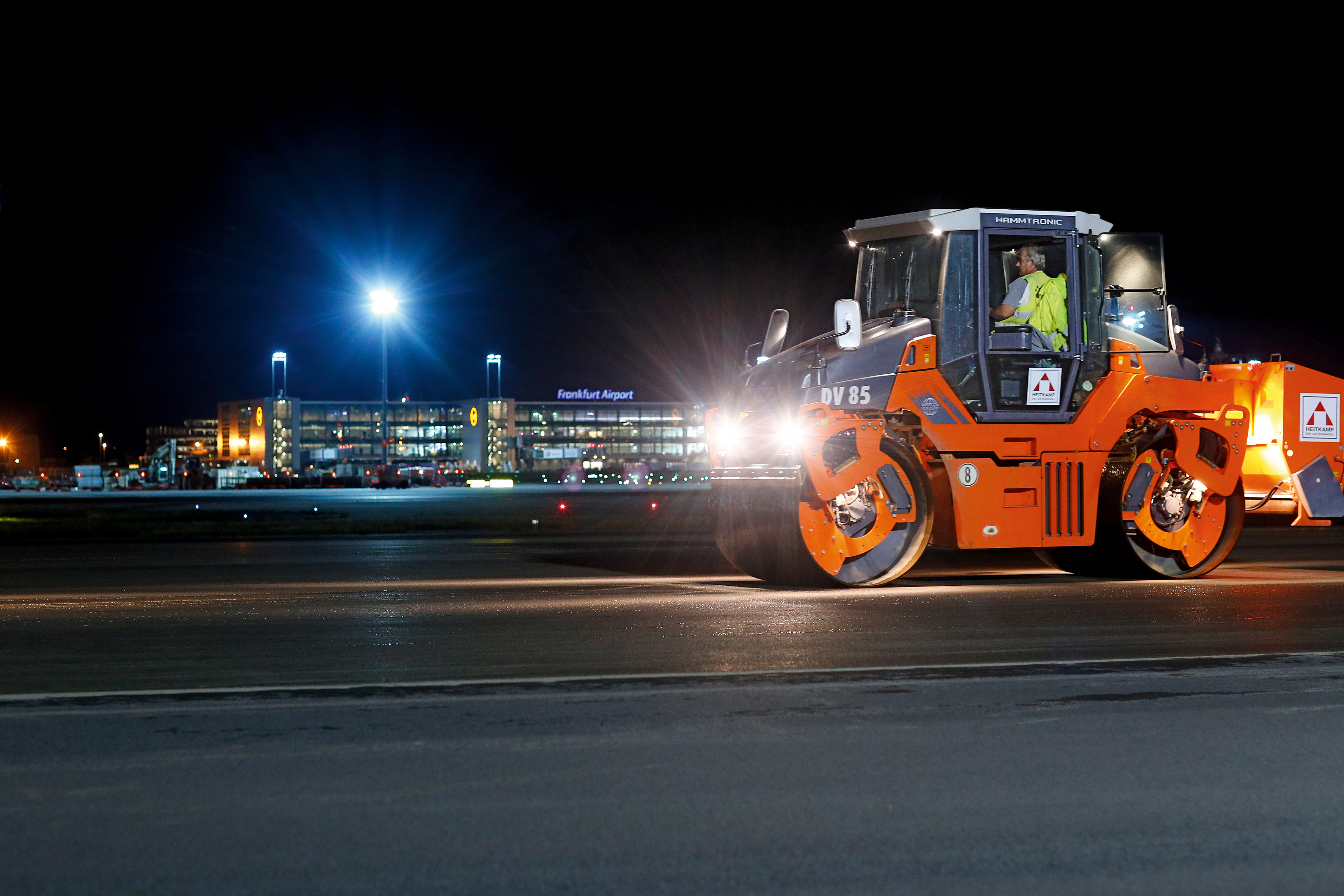 Lighting the way: pivot-steered DV 85 rollers from Hamm. DV 85 rollers from Hamm