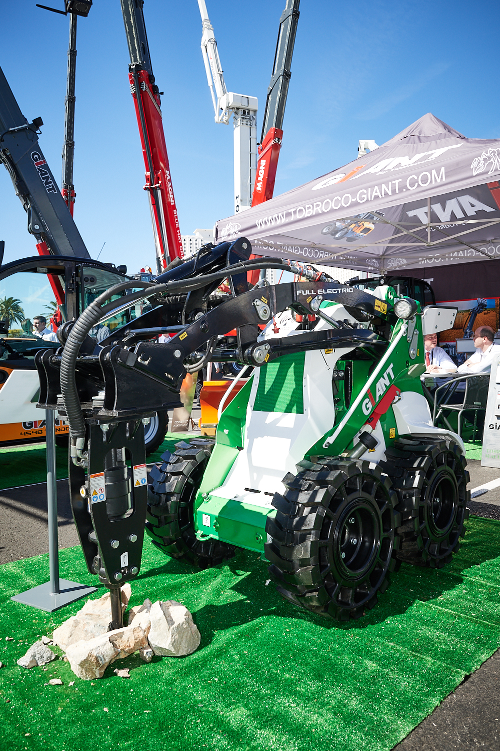 Tobroco-Giant’s new electric skid steer loader offers clean and quiet running Tobroco-Giant, GIANT E-Skid