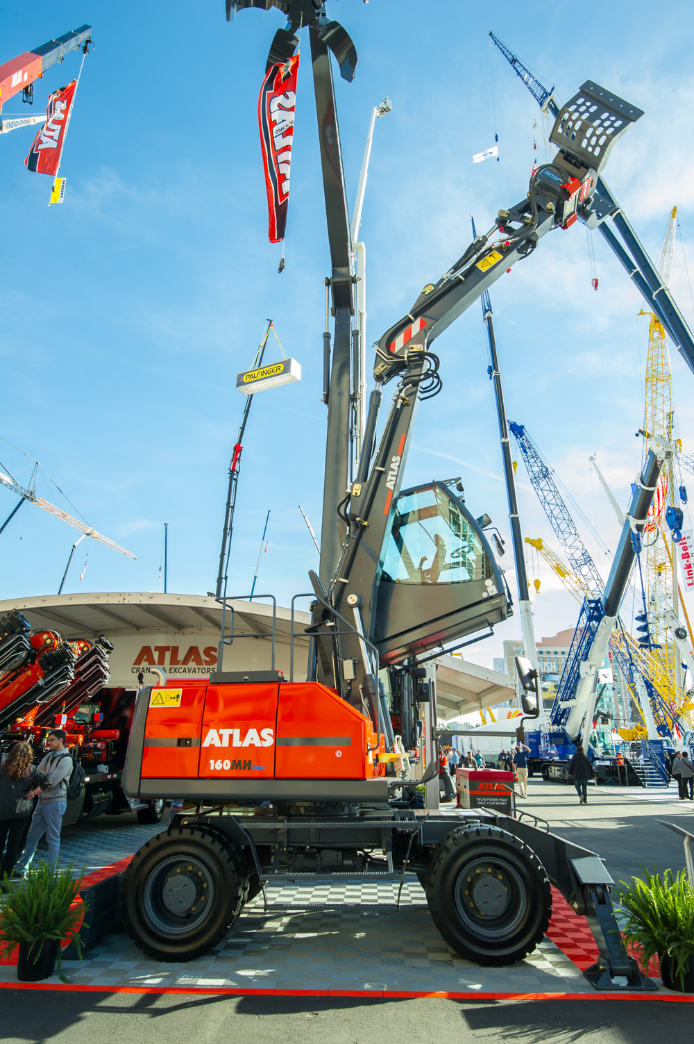 Large window panes improve visibilty for operators of Atlas 160 MH Atlas 160 MH