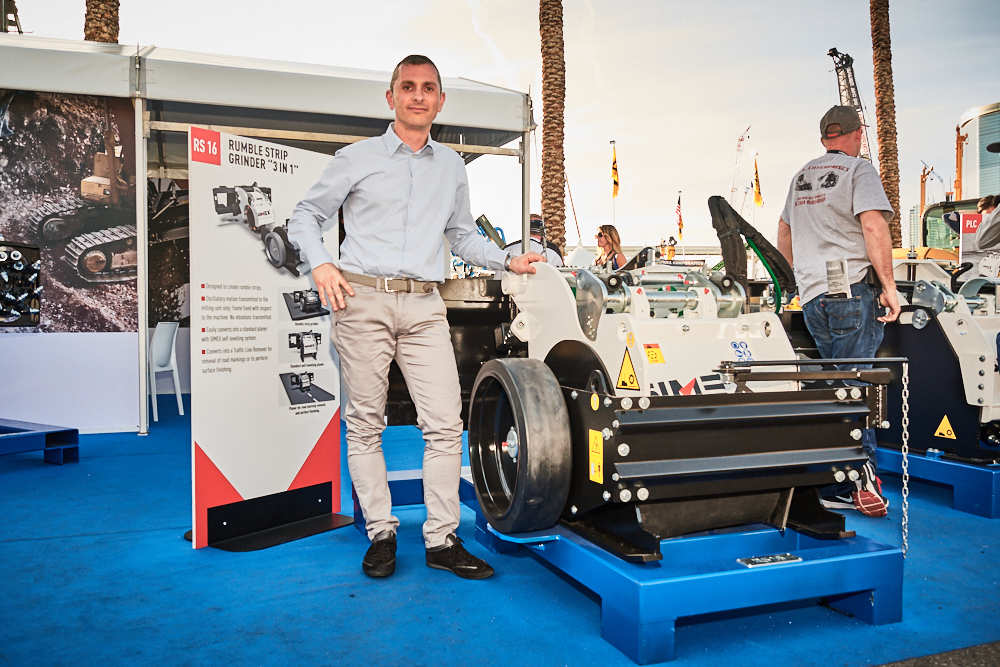 The RS 16 planer can create rumble strips, do standard planning or fine milling to remove road markings or finish road surfaces. Simex The RS 16 planer