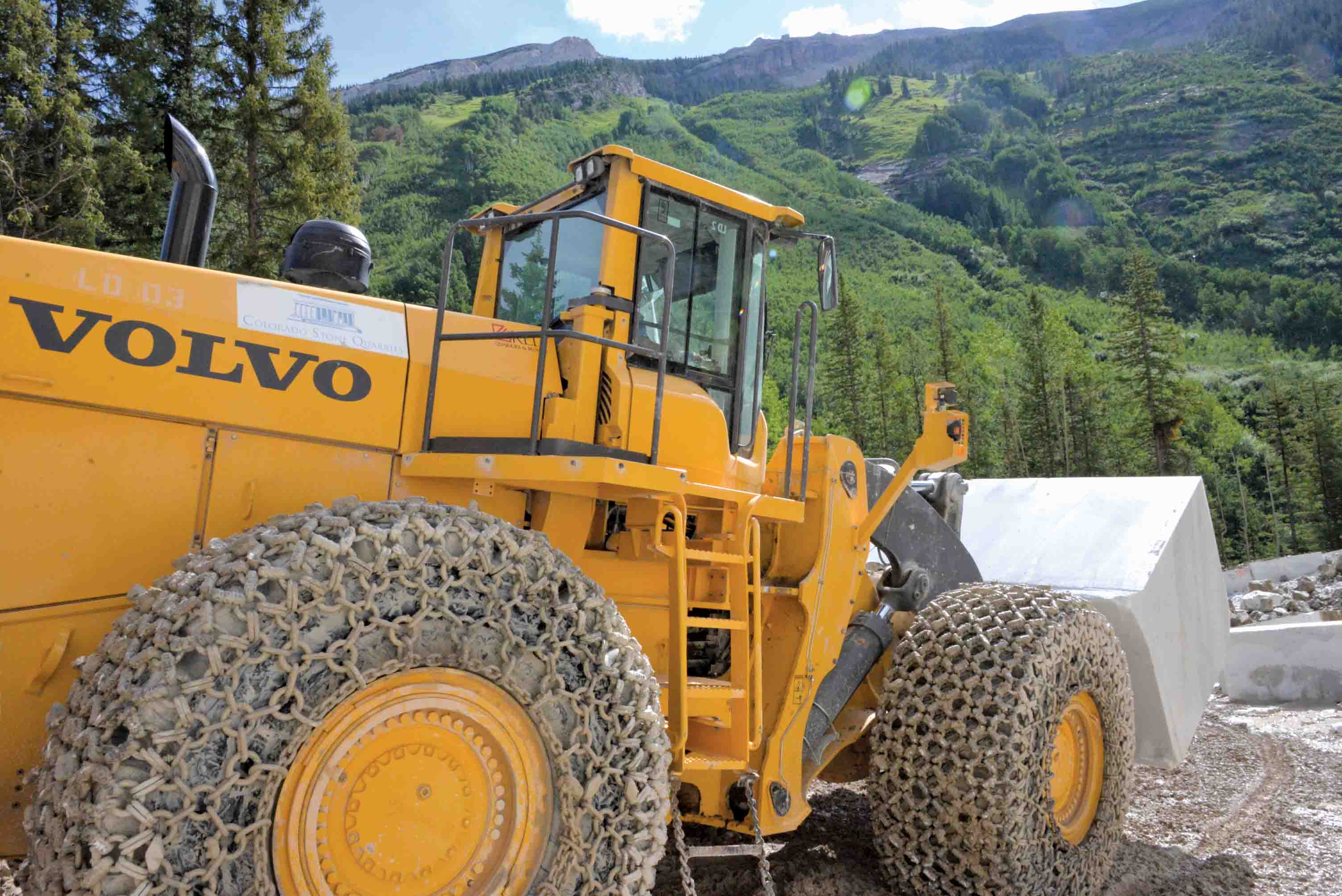 Volvo CE wheeled loaders are used for block handling works at the quarry Volvo CE wheeled loaders