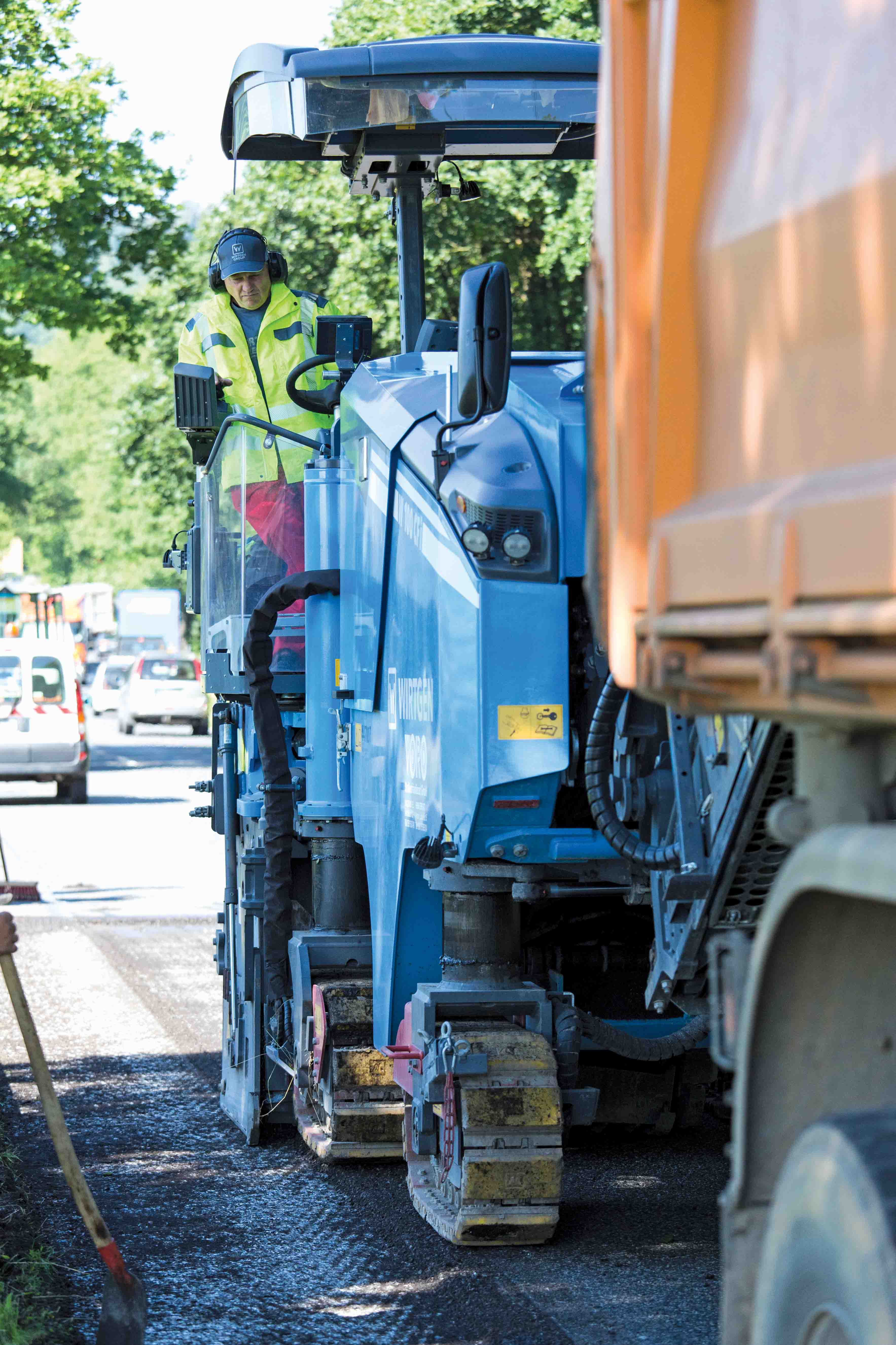 The milling machine was sufficiently compact to work alongside live traffic while minimising the disturbance to vehicle flow rate Wirtgen milling machine